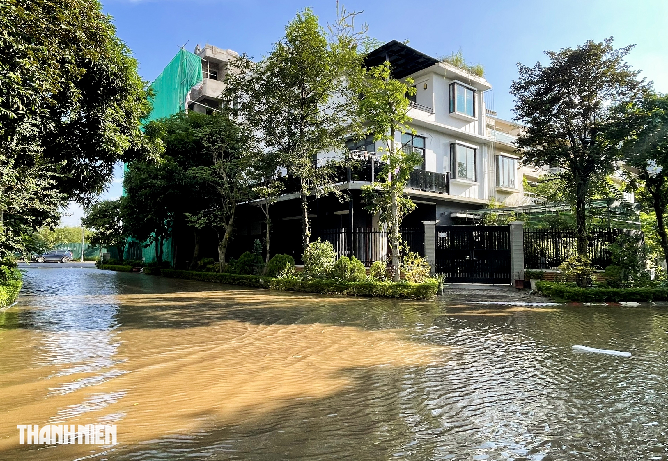 Th&ecirc;m 'khu biệt thự triệu đ&ocirc;' ở H&agrave; Nội vẫn m&ecirc;nh m&ocirc;ng nước sau 3 ng&agrave;y- Ảnh 11.
