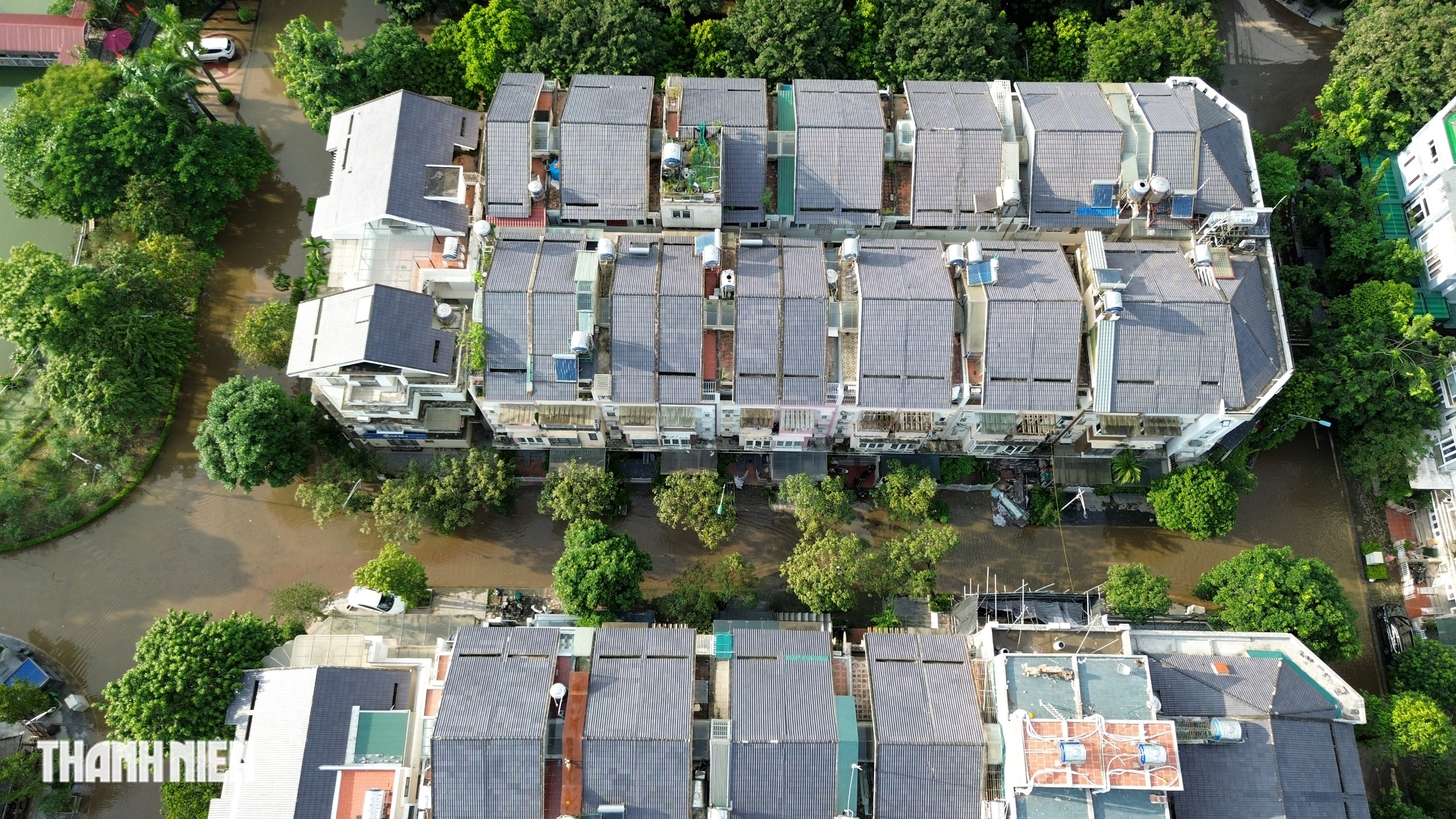 Th&ecirc;m 'khu biệt thự triệu đ&ocirc;' ở H&agrave; Nội vẫn m&ecirc;nh m&ocirc;ng nước sau 3 ng&agrave;y- Ảnh 5.