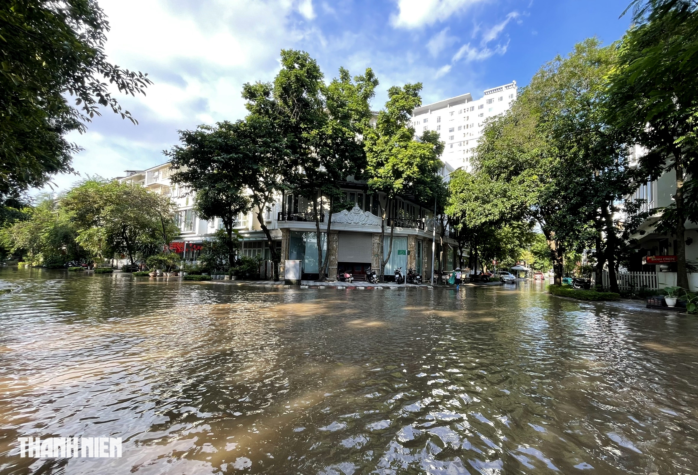 Th&ecirc;m 'khu biệt thự triệu đ&ocirc;' ở H&agrave; Nội vẫn m&ecirc;nh m&ocirc;ng nước sau 3 ng&agrave;y- Ảnh 10.
