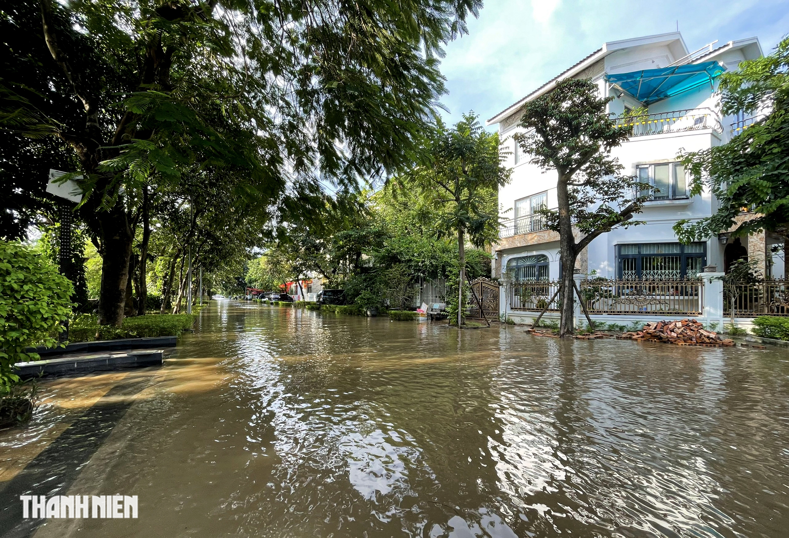 Th&ecirc;m 'khu biệt thự triệu đ&ocirc;' ở H&agrave; Nội vẫn m&ecirc;nh m&ocirc;ng nước sau 3 ng&agrave;y- Ảnh 13.
