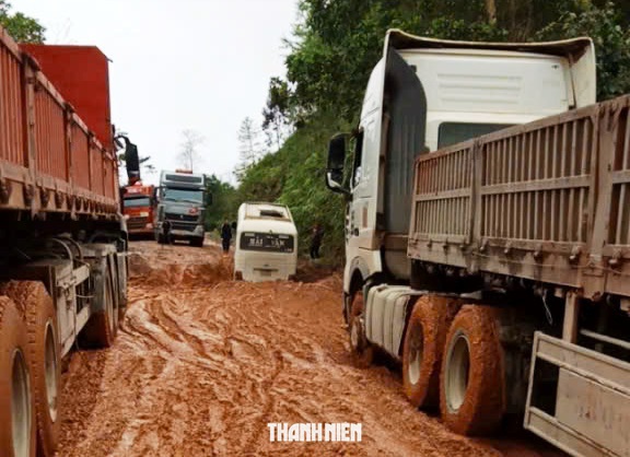 Cận cảnh con đường 'đau khổ' nhất Đà Nẵng khiến người dân, cánh tài xế 'rùng mình' - Ảnh 2.