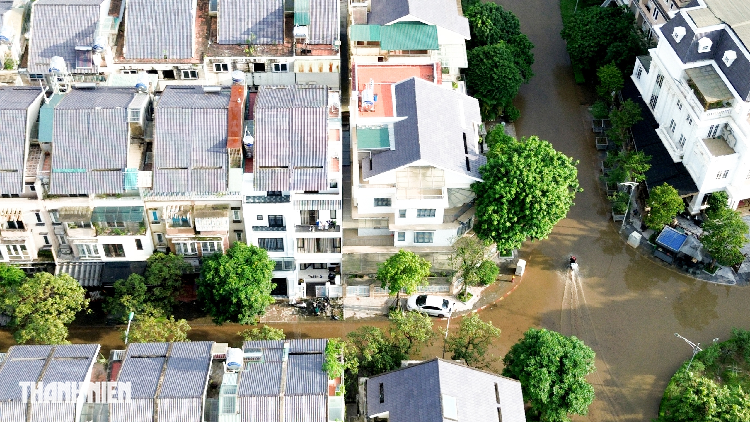 Th&ecirc;m 'khu biệt thự triệu đ&ocirc;' ở H&agrave; Nội vẫn m&ecirc;nh m&ocirc;ng nước sau 3 ng&agrave;y- Ảnh 7.