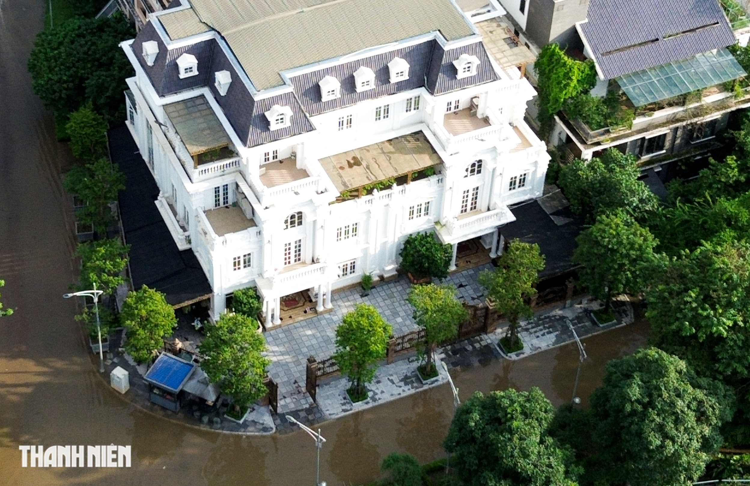 Th&ecirc;m 'khu biệt thự triệu đ&ocirc;' ở H&agrave; Nội vẫn m&ecirc;nh m&ocirc;ng nước sau 3 ng&agrave;y- Ảnh 6.