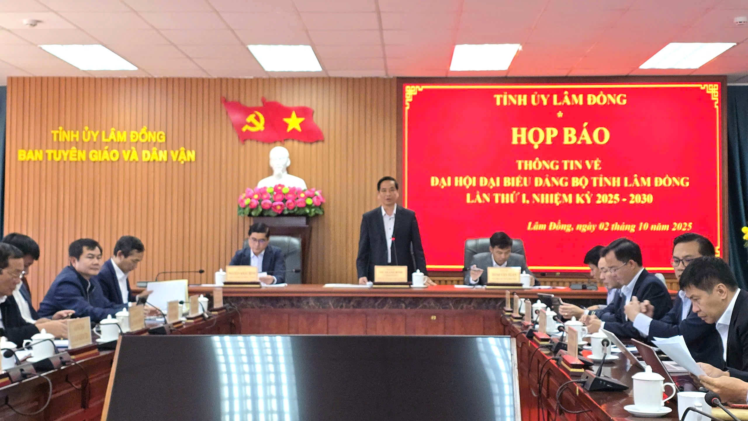 ការិយាល័យនយោបាយតែងតាំងបុគ្គលិកគណៈកម្មាធិការបក្សខេត្ត Lam Dong សម្រាប់អាណត្តិឆ្នាំ ២០២៥-២០៣០ - រូបថត ១. Bộ Chính trị chỉ định nhân sự tỉnh ủy Lâm Đồng nhiệm kỳ 2025 - 2030 - Ảnh 1.