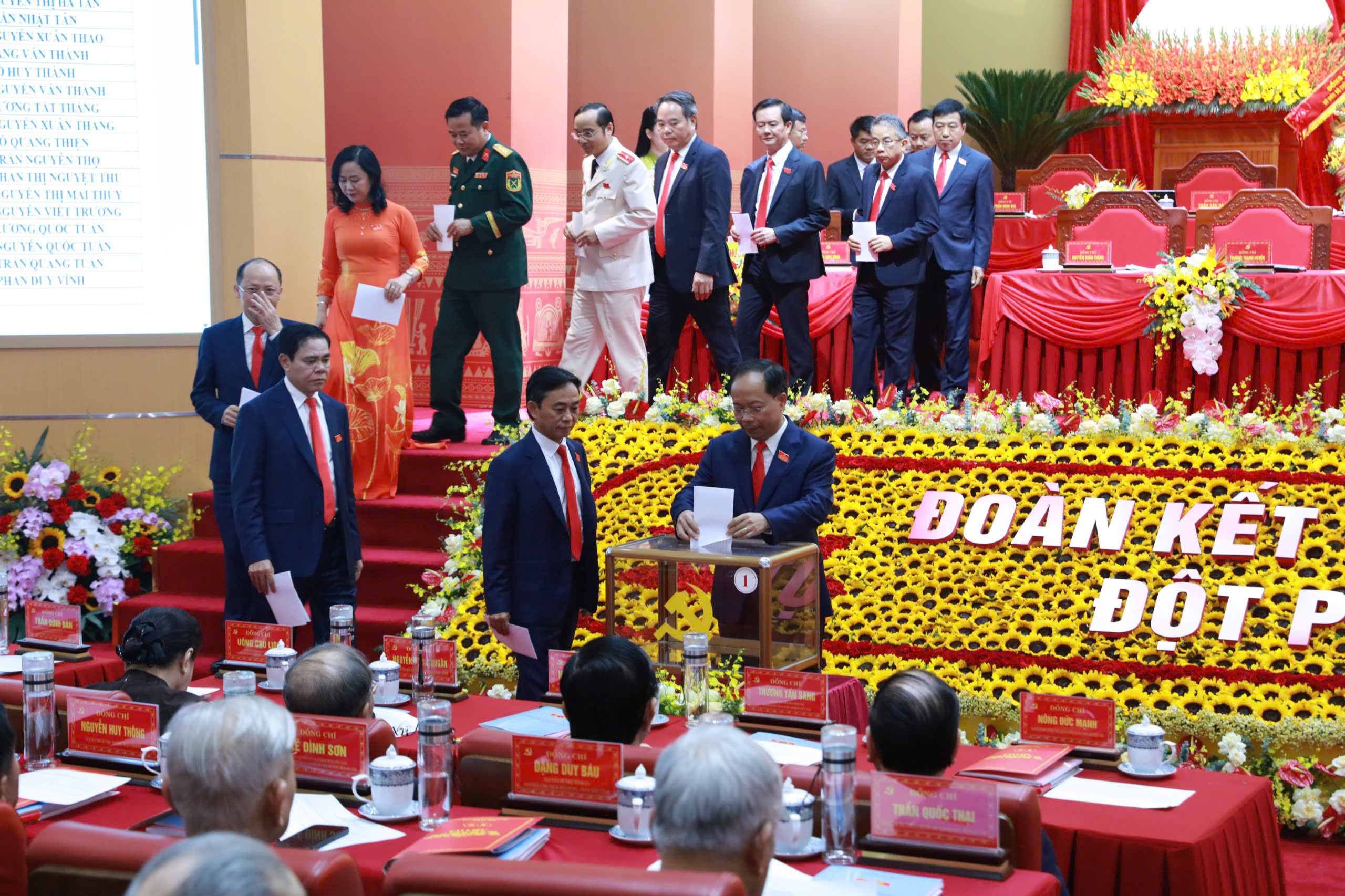 Ông Nguyễn Duy Lâm tái cử Bí thư tỉnh ủy Hà Tĩnh nhiệm kỳ 2025 - 2030 - Ảnh 2.
