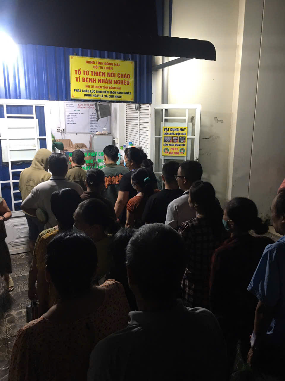 'បបរឆ្នាំង' នាំមកនូវភាពកក់ក្តៅ និងការចែករំលែកដល់អ្នកជំងឺក្រីក្រ - រូបថត ១. 'Nồi cháo tình thương' mang hơi ấm sẻ chia đến bệnh nhân nghèo- Ảnh 1.