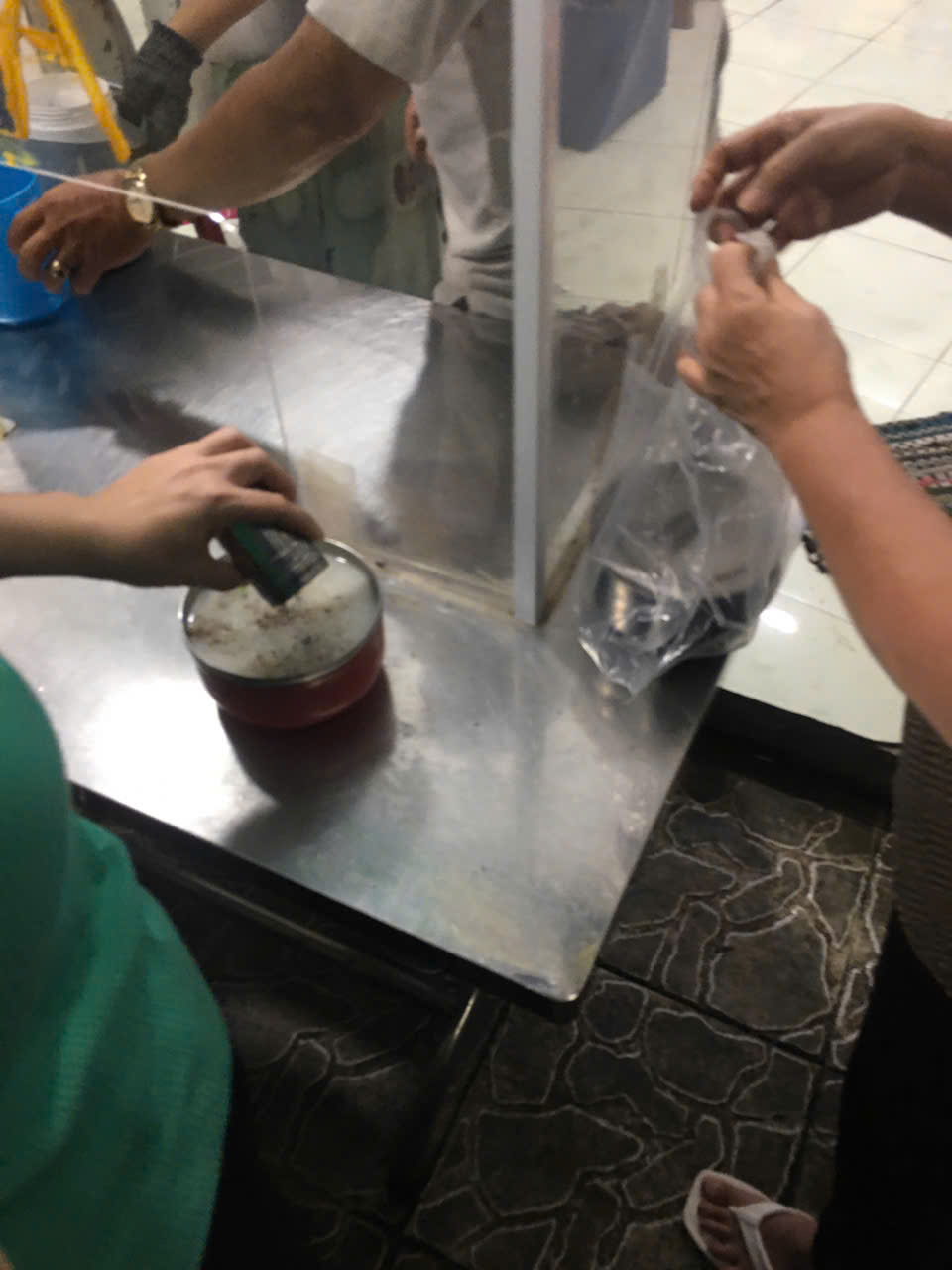 'បបរឆ្នាំង' នាំមកនូវភាពកក់ក្តៅ និងការចែករំលែកដល់អ្នកជំងឺក្រីក្រ - រូបថត ៥. 'Nồi cháo tình thương' mang hơi ấm sẻ chia đến bệnh nhân nghèo- Ảnh 5.