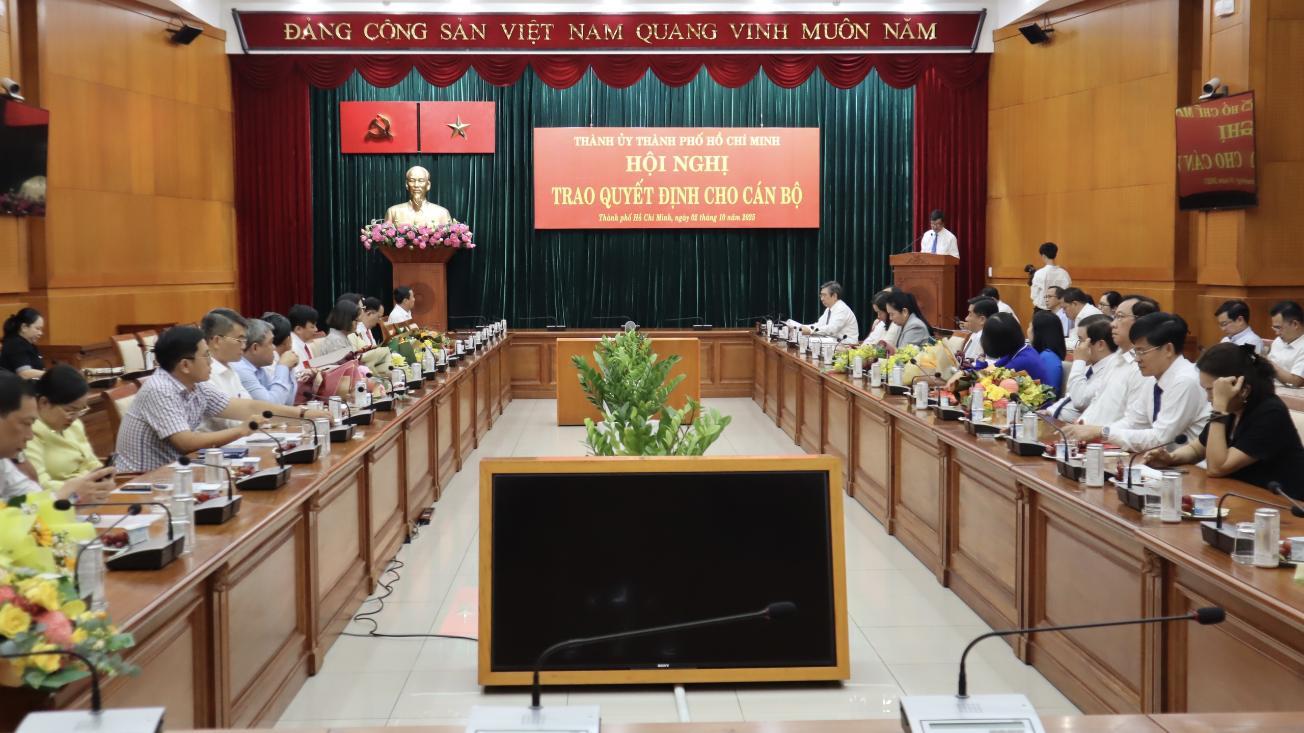 Thành ủy TP.HCM tiếp tục đưa cán bộ thành phố về phường, xã- Ảnh 1.