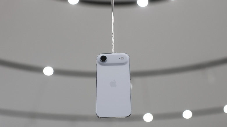 iPhone Air mỏng nhưng đắt đỏ, đây là những lựa chọn thay thế giá 'mềm' hơn - Ảnh 1.