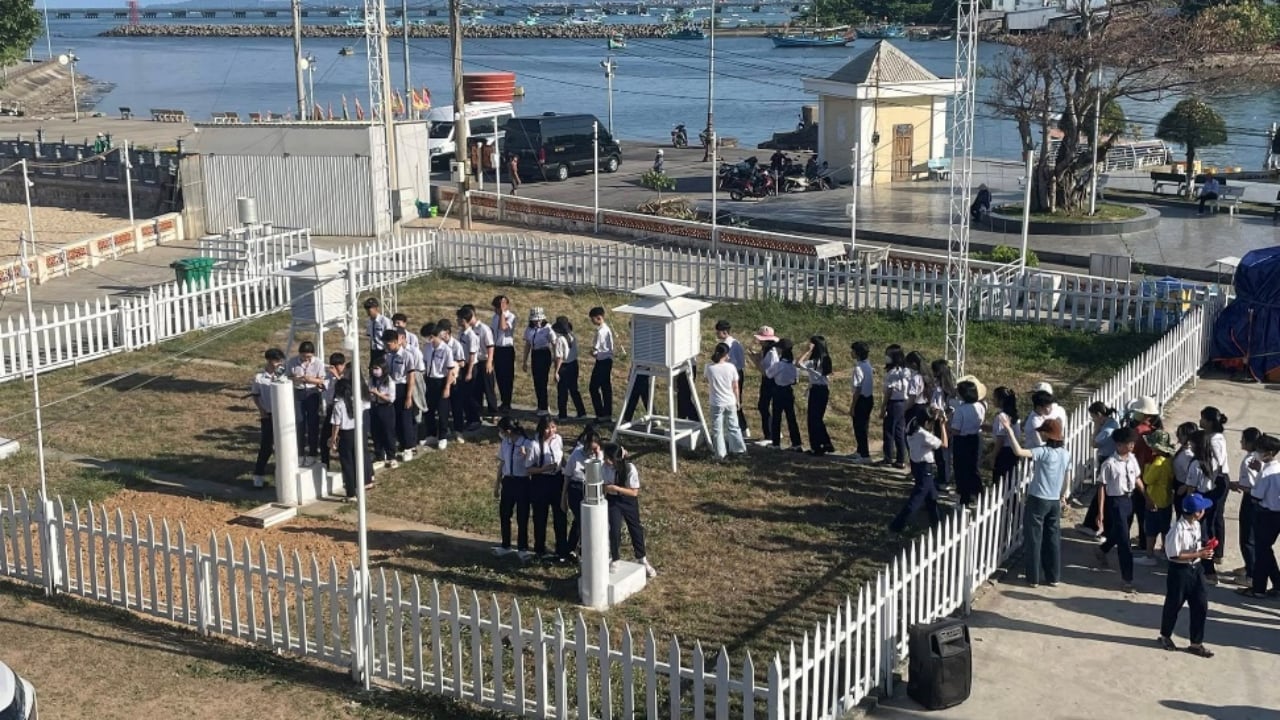 Mưa bão dồn dập: 'Khát' nhân lực về khí hậu, tuyển sinh vẫn khó - Ảnh 1.