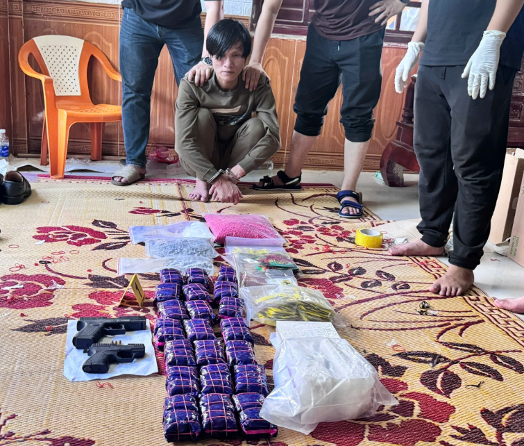 Quảng Trị: Bắt nghi phạm tàng trữ 14 kg ma túy và súng quân dụng- Ảnh 1.