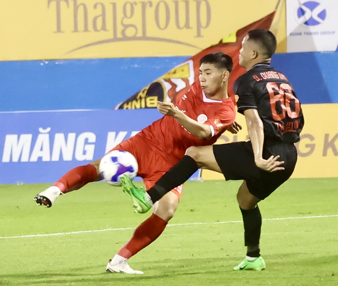 Hai thẻ đỏ, hai bàn thắng: Trận quá căng, Thể Công Viettel quật khởi tuyệt vời bắt Ninh Bình chia điểm- Ảnh 4. Hai thẻ đỏ, hai bàn thắng: Trận quá căng, Thể Công Viettel quật khởi tuyệt vời bắt Ninh Bình chia điểm- Ảnh 4.