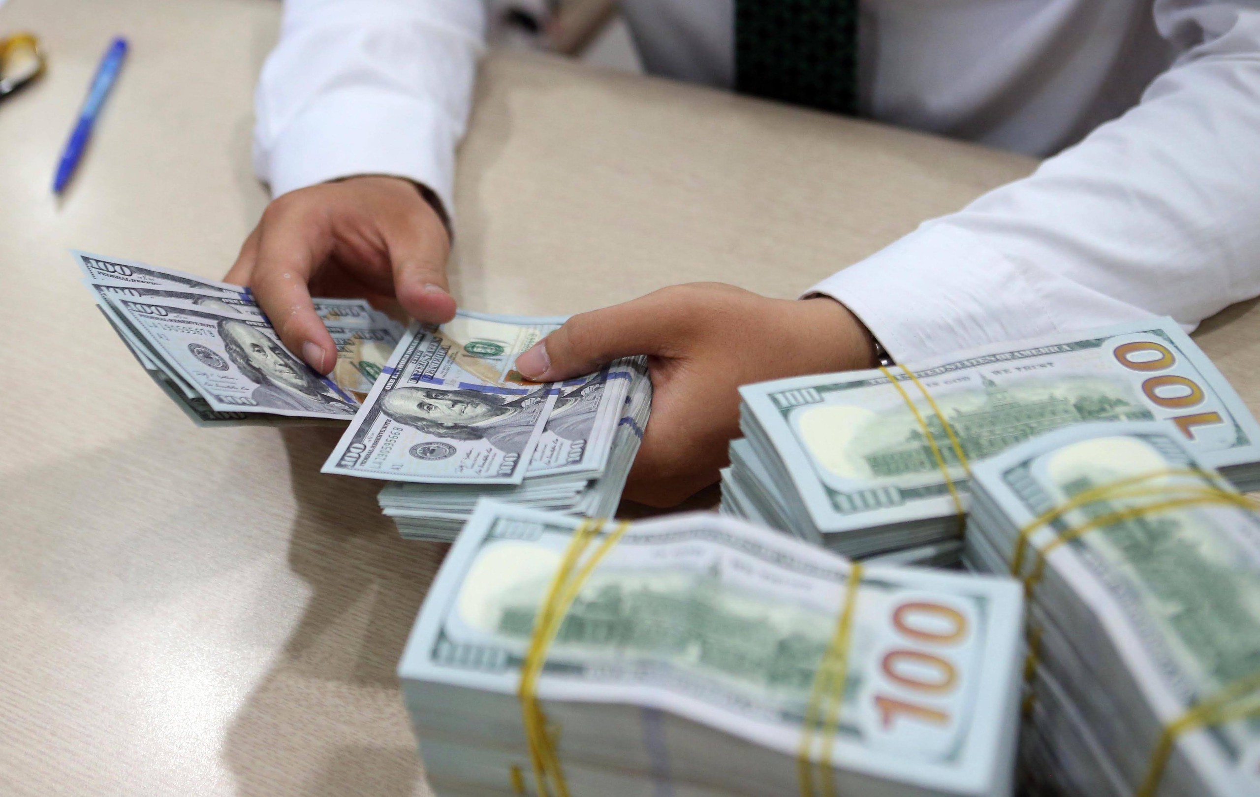 Giá USD hôm nay 11.10.2025: Ngân hàng mua vào giảm - Ảnh 1.