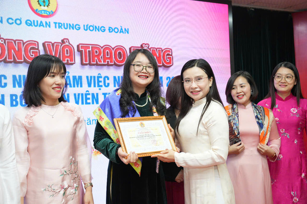 Lần đầu tiên trao giải thưởng "Nữ đoàn viên Công đoàn năng động, sáng tạo, trách nhiệm"   - Ảnh 1.