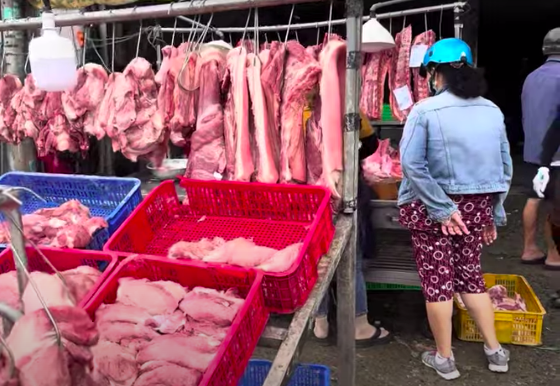 Thịt heo ngoại lại đè heo nội- Ảnh 1.