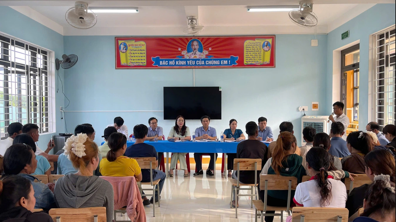 កម្រ៖ ឪពុកម្តាយស្នើសុំព្យួរការងារនាយករង មុនពេលឲ្យកូនចូលថ្នាក់រៀន - រូបថត ៥. Hy hữu: Phụ huynh đề nghị đình chỉ Phó hiệu trưởng mới cho con đến lớp- Ảnh 5.