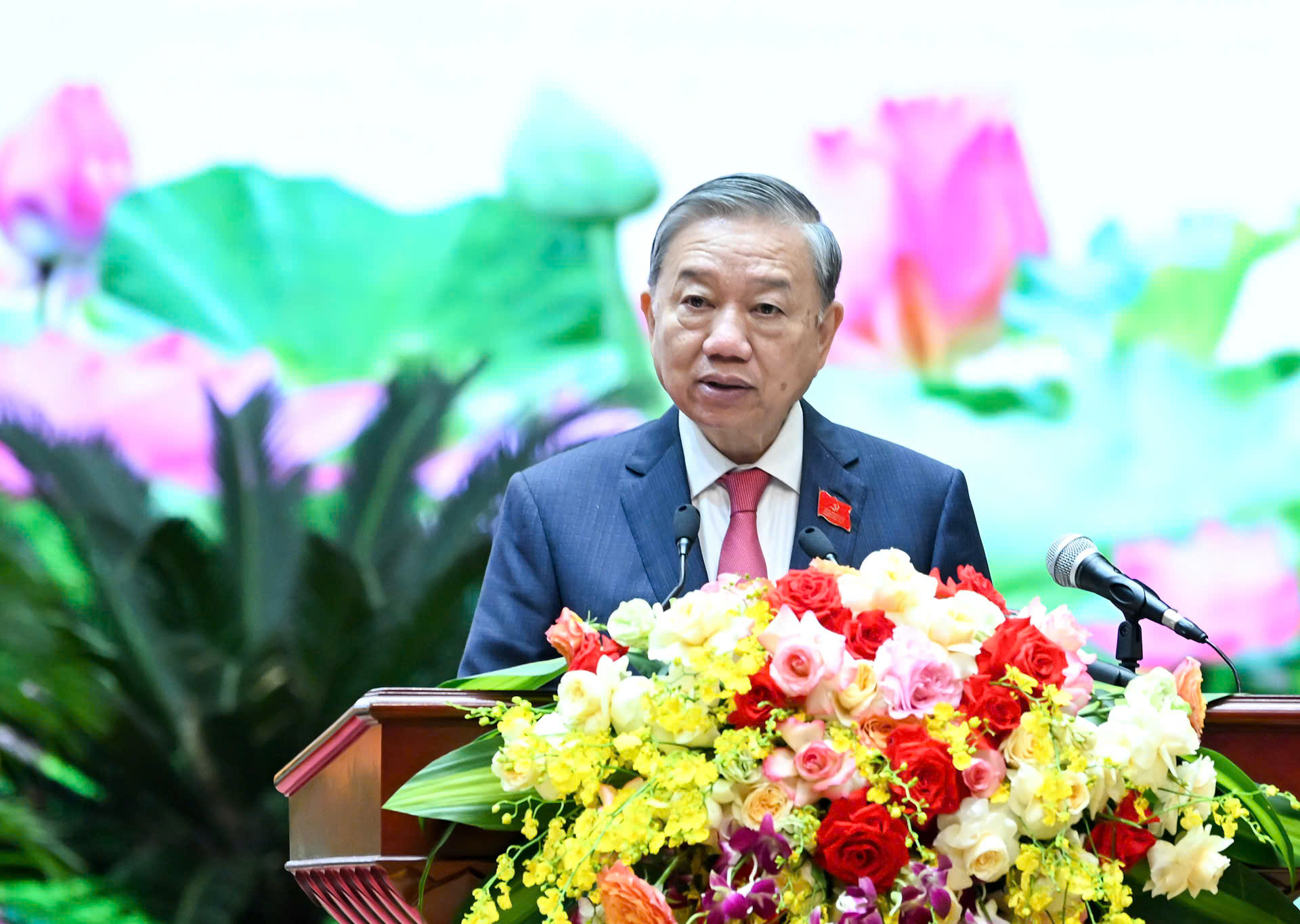 Qu&acirc;n đội nh&acirc;n d&acirc;n vững bước dưới cờ Đảng quang vinh - Ảnh 1.