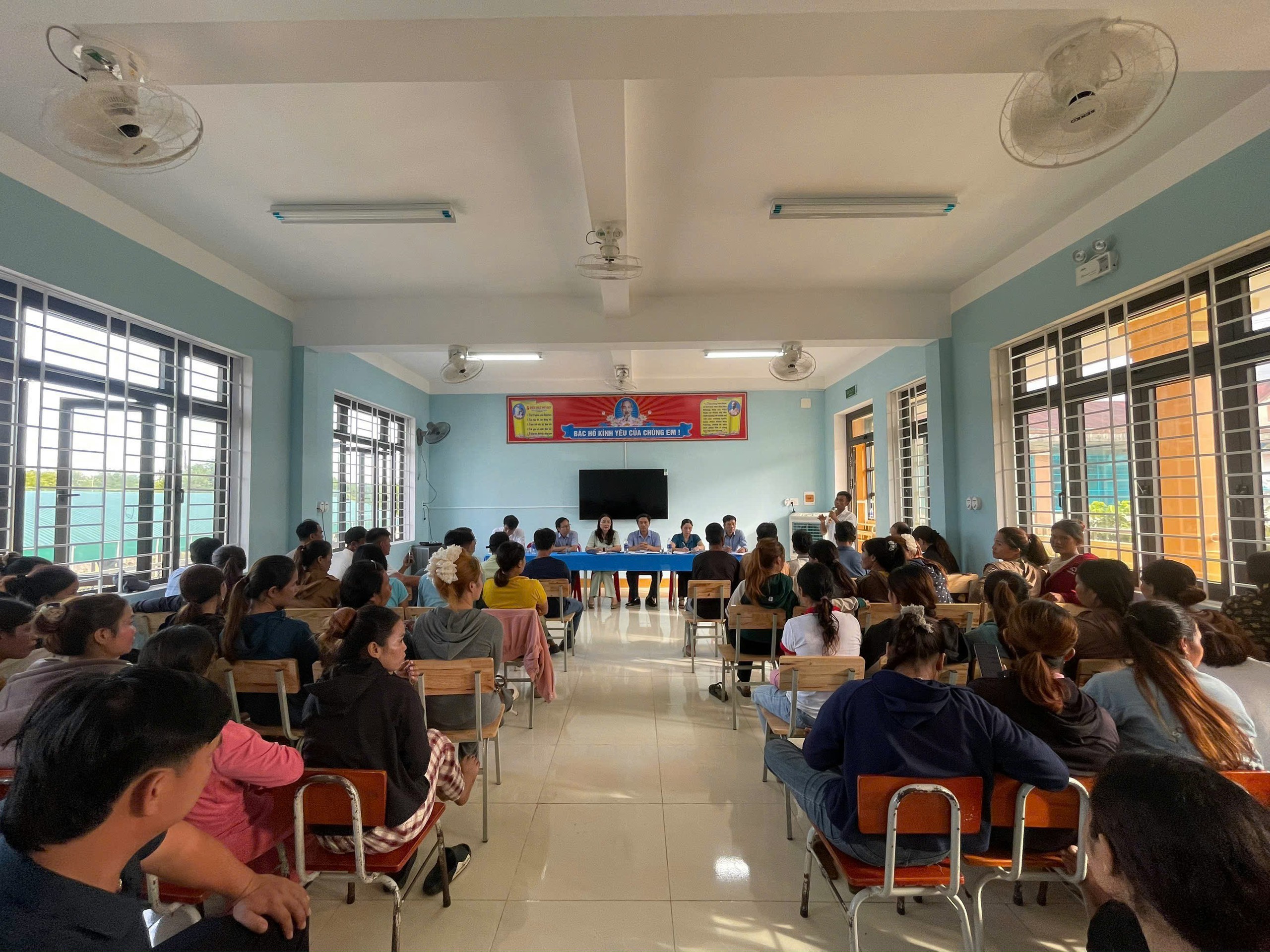 កម្រ៖ ឪពុកម្តាយស្នើសុំព្យួរការងារនាយករង មុនពេលអនុញ្ញាតឱ្យកូនចូលថ្នាក់រៀន - រូបថត ១. Hy hữu: Phụ huynh đề nghị đình chỉ Phó hiệu trưởng mới cho con đến lớp- Ảnh 1.