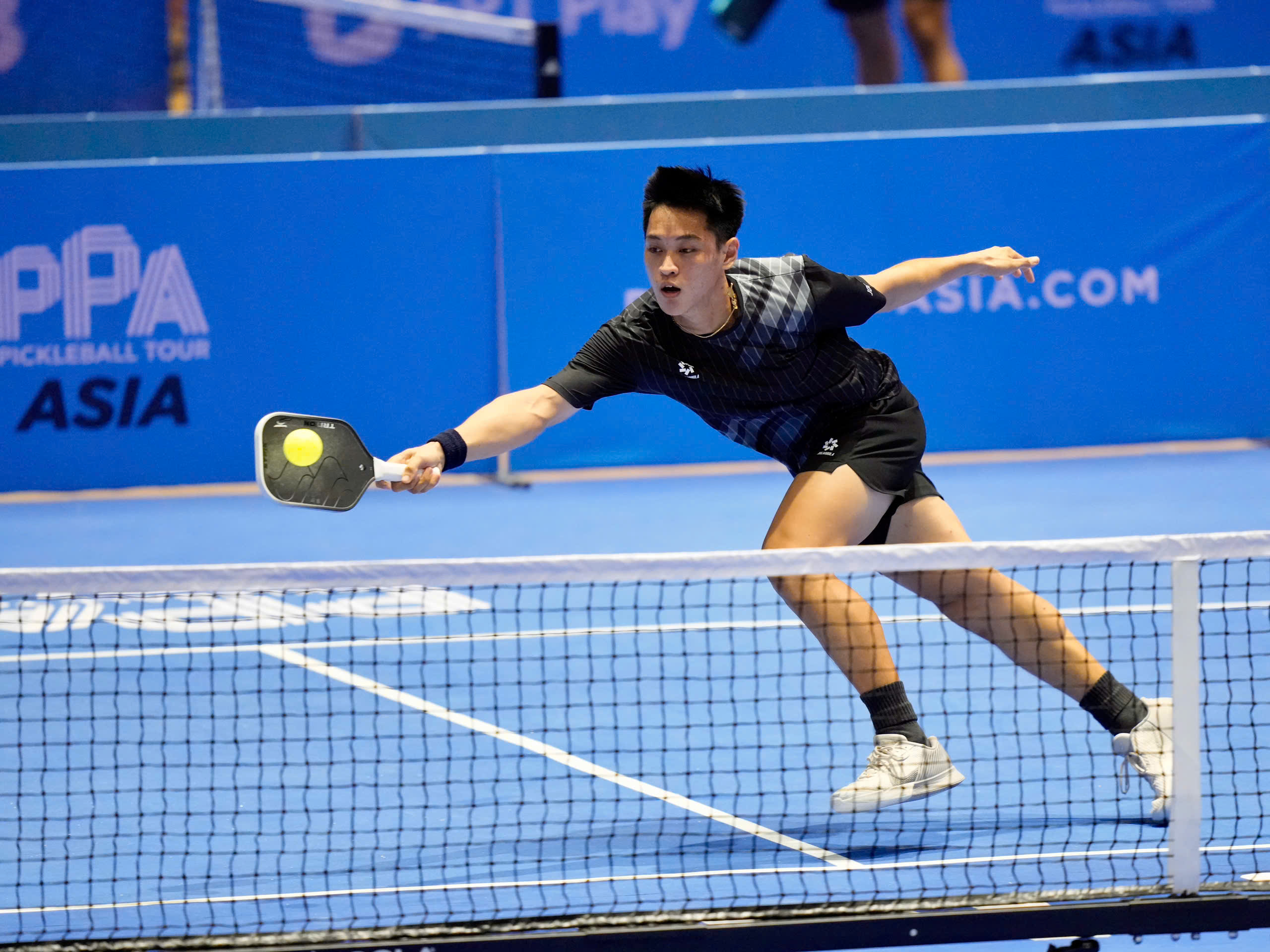 Ly Hoang Nam ចាញ់ Linh Giang, Vinh Hien ចាញ់ Jack Wong នៅ PPA Tour Asia Vietnam - រូបថត ១. Lý Hoàng Nam đánh bại Linh Giang, Vinh Hiển quật ngã Jack Wong ở PPA Tour Asia Vietnam- Ảnh 1.