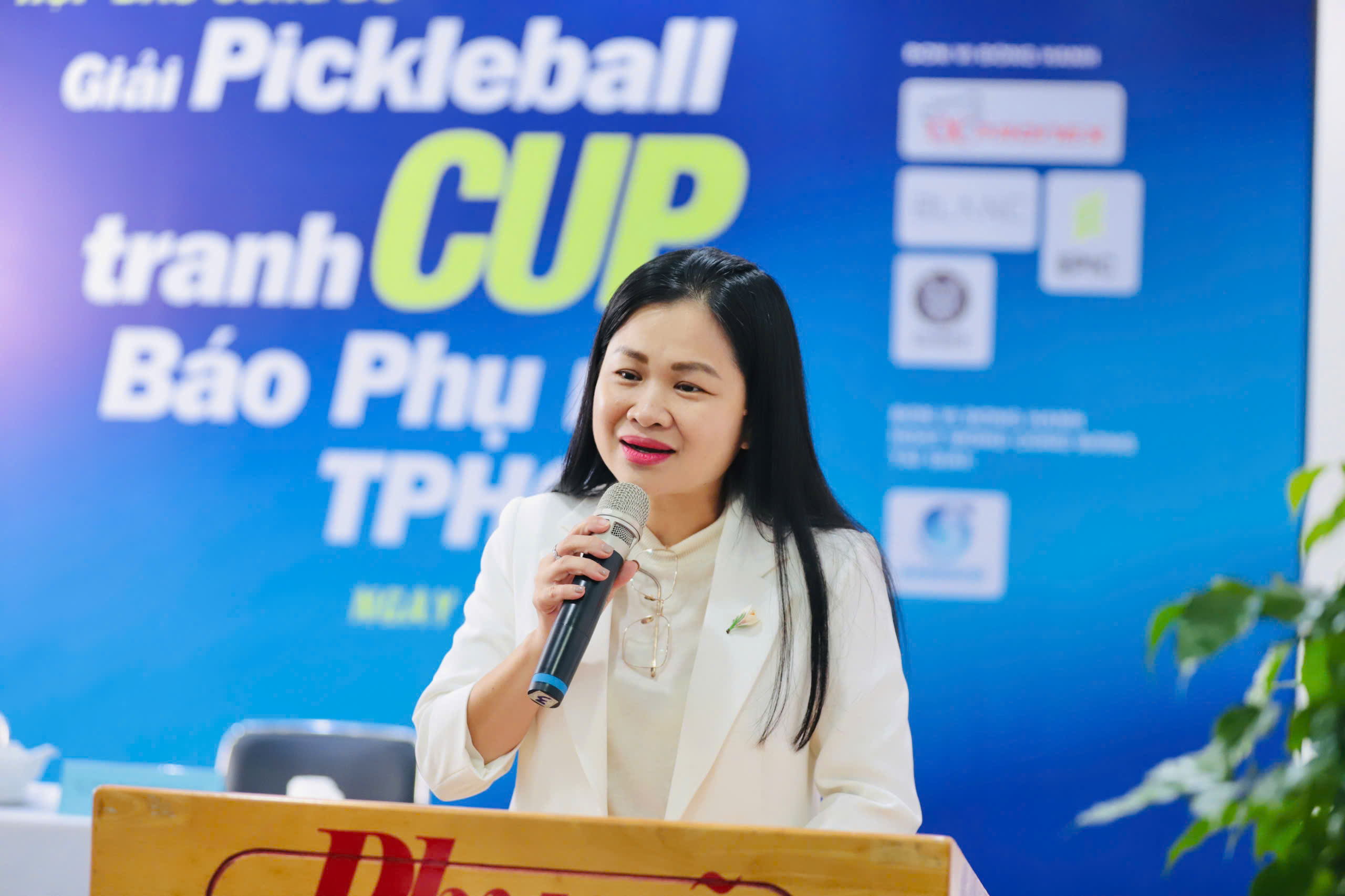 កាសែតនារីទីក្រុងហូជីមិញ រៀបចំការប្រកួតកីឡាប៉េតង់លើកទី៣ ឆ្នាំ២០២៥ បន្ថែមខ្លឹមសារគ្រួសារ - រូបថត ១. Báo Phụ nữ TP.HCM tổ chức giải pickleball lần 3 năm 2025, thêm nội dung gia đình- Ảnh 1.