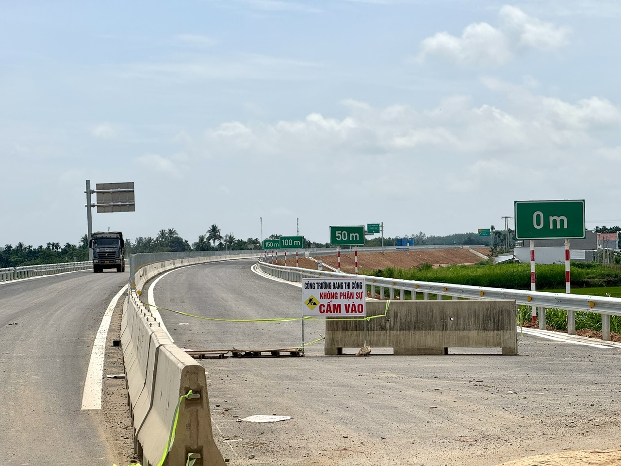 Cao tốc Quảng Ngãi - Hoài Nhơn vướng mặt bằng, nguy cơ ảnh hưởng tiến độ- Ảnh 2.