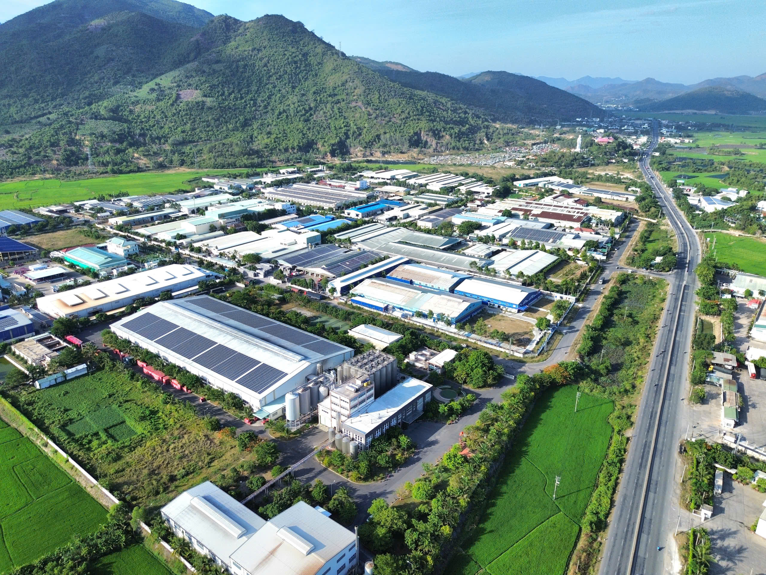 Khánh Hòa phát triển công nghiệp với gần 4.700 ha đất phân bổ cho các xã phường- Ảnh 1.
