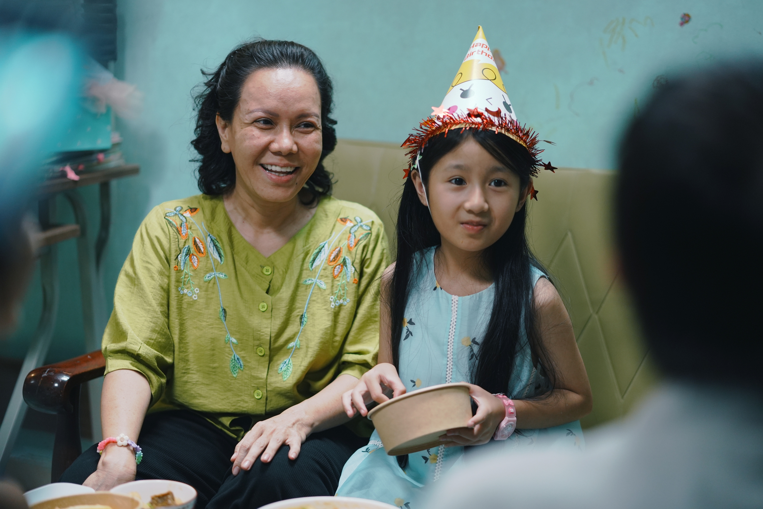 Phim mới thu hơn 30 tỉ, Việt Hương nhận quà đặc biệt từ chồng - Ảnh 1.