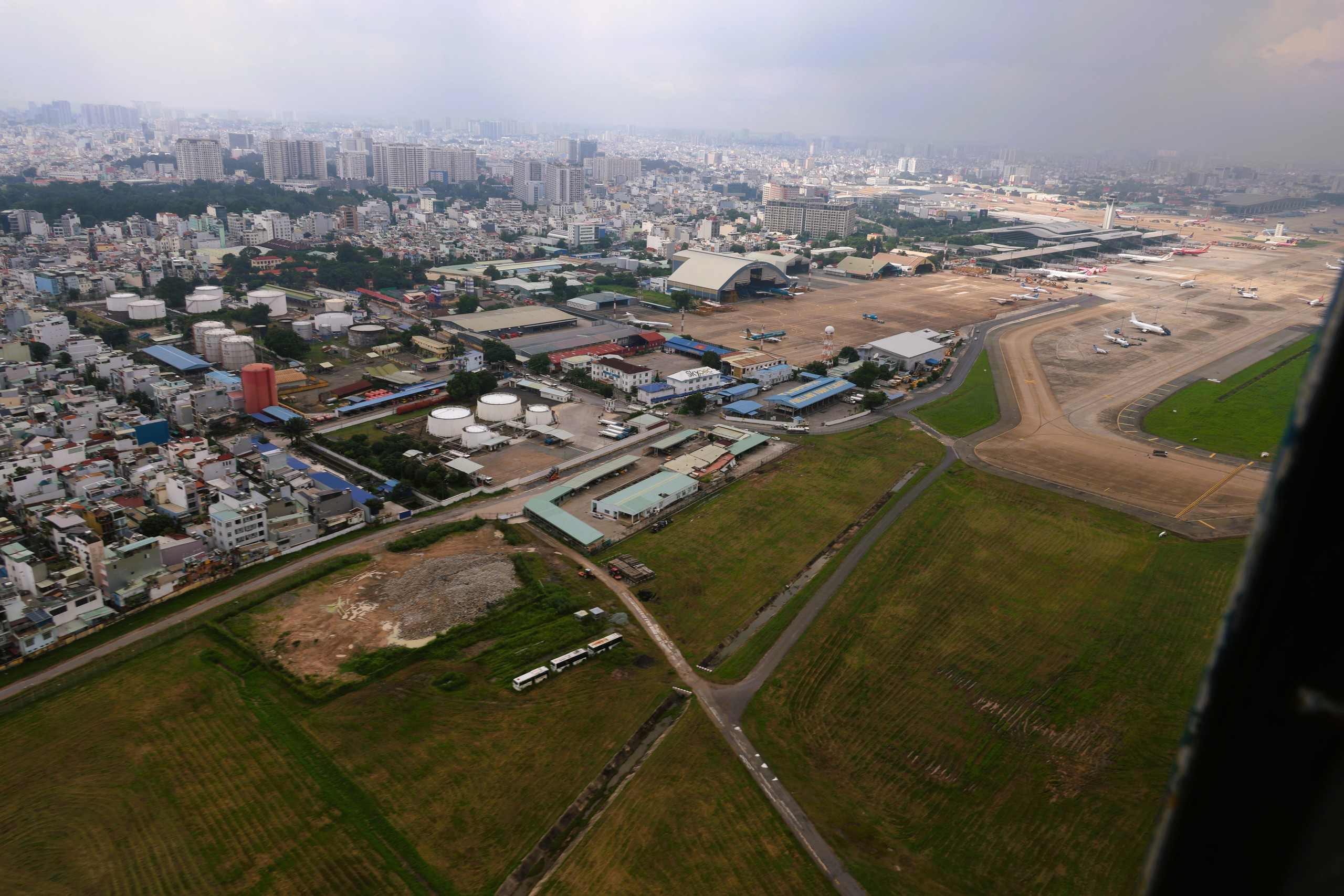 Sân bay Tân Sơn Nhất nhìn từ trực thăng quân sự- Ảnh 3.