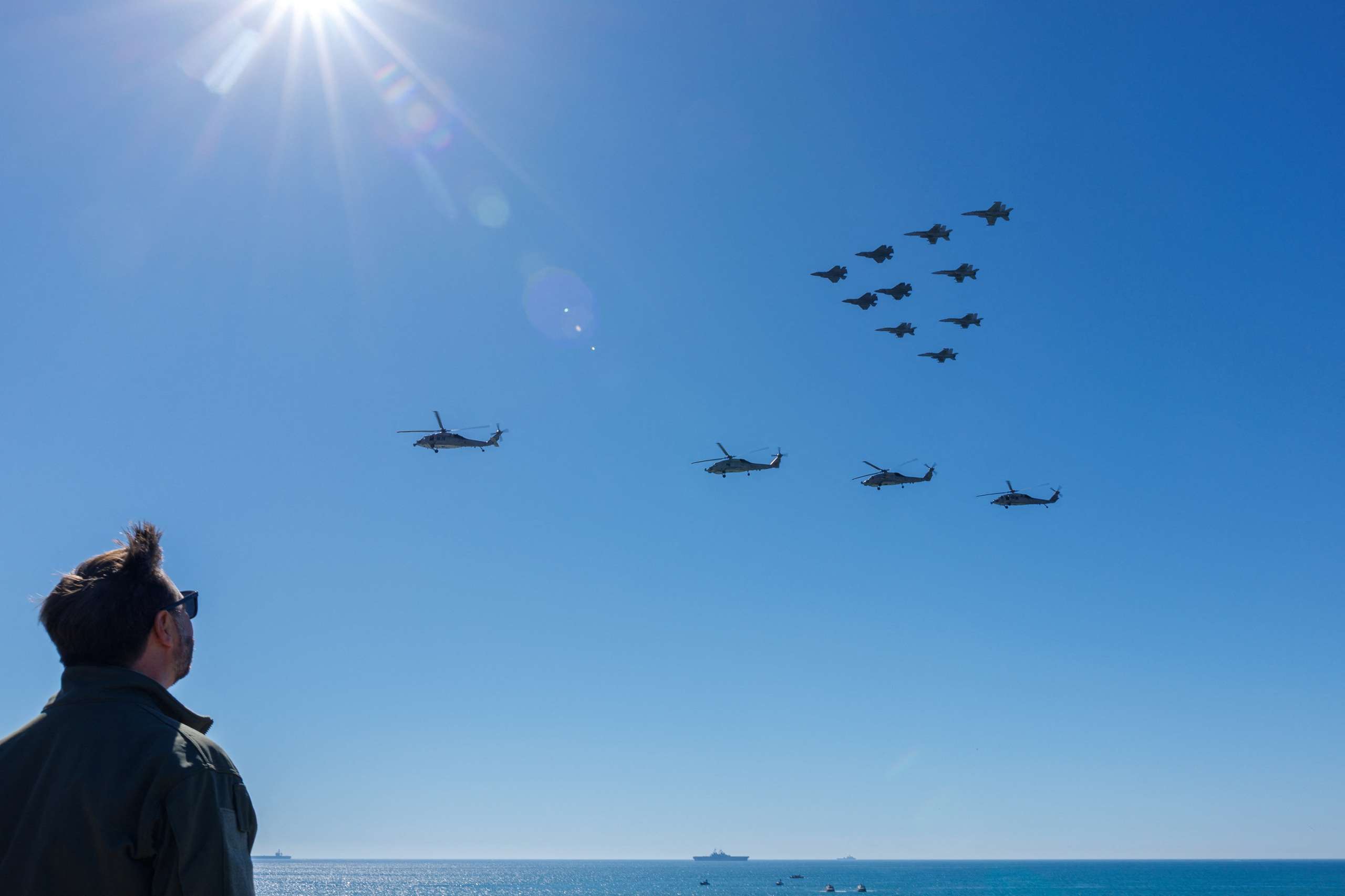 Mảnh đạn rơi trúng xe hộ tống Phó tổng thống Mỹ trên xa lộ California - Ảnh 2. Mảnh đạn rơi trúng xe hộ tống Phó tổng thống Mỹ trên xa lộ California - Ảnh 2.