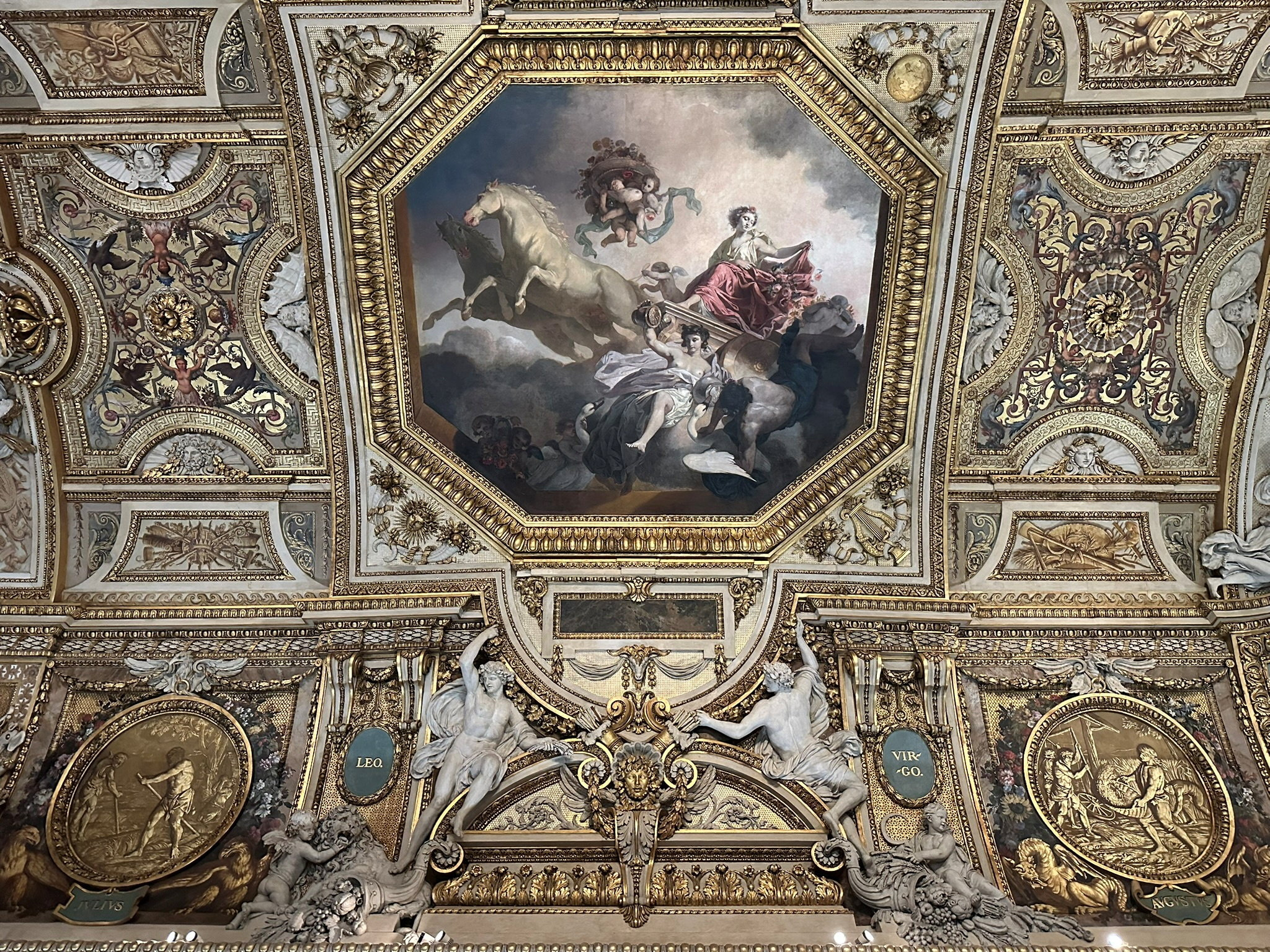 Vụ trộm táo tợn tại Bảo tàng Louvre: bảo vật nào mất, tranh Mona Lisa thế nào?- Ảnh 2. Vụ trộm táo tợn tại Bảo tàng Louvre: bảo vật nào mất, tranh Mona Lisa thế nào?- Ảnh 2.