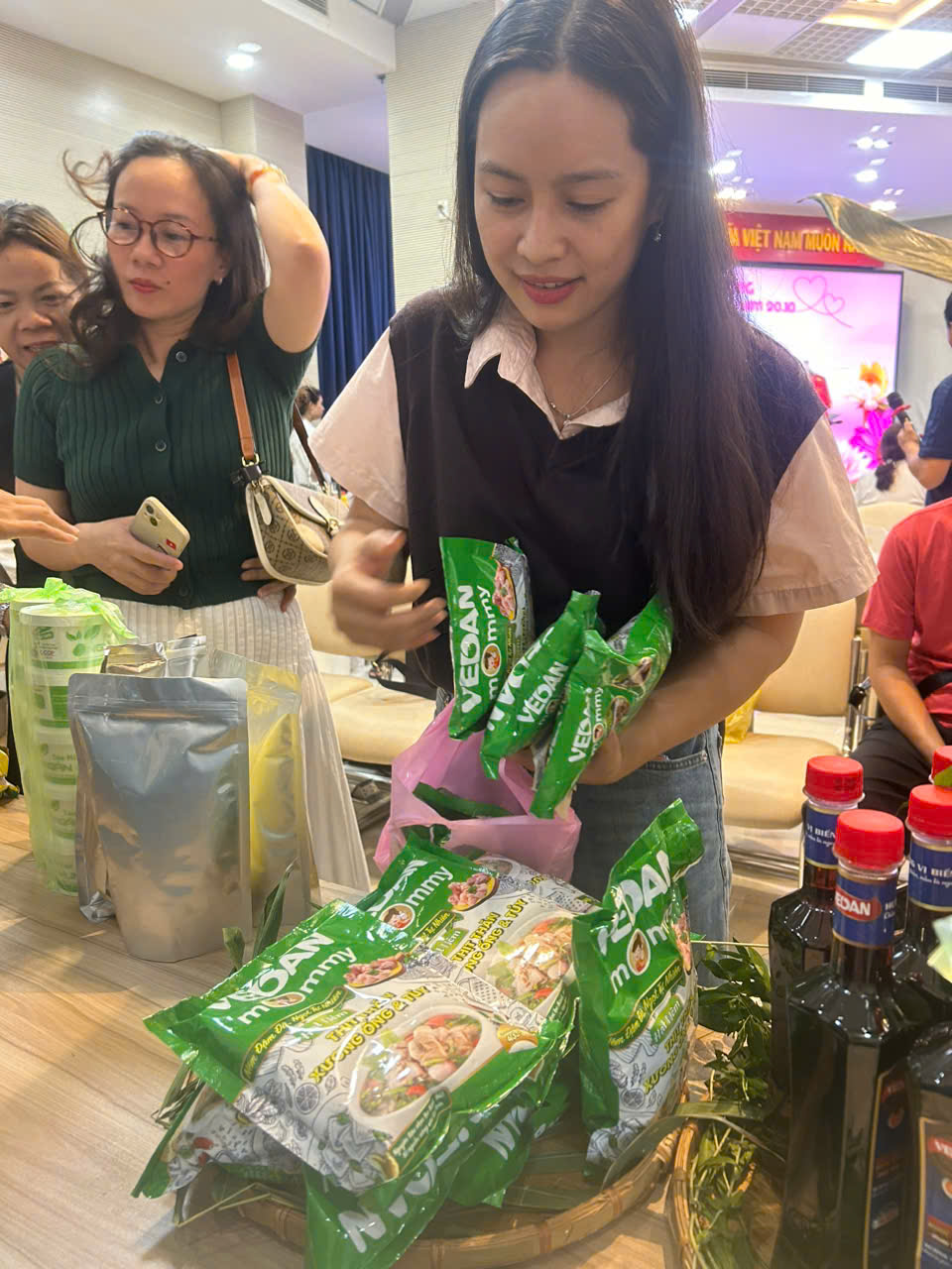 Rộn r&agrave;ng m&agrave;u sắc, trọn vẹn nghĩa t&igrave;nh ở phi&ecirc;n chợ Từ T&acirc;m - Ảnh 27.