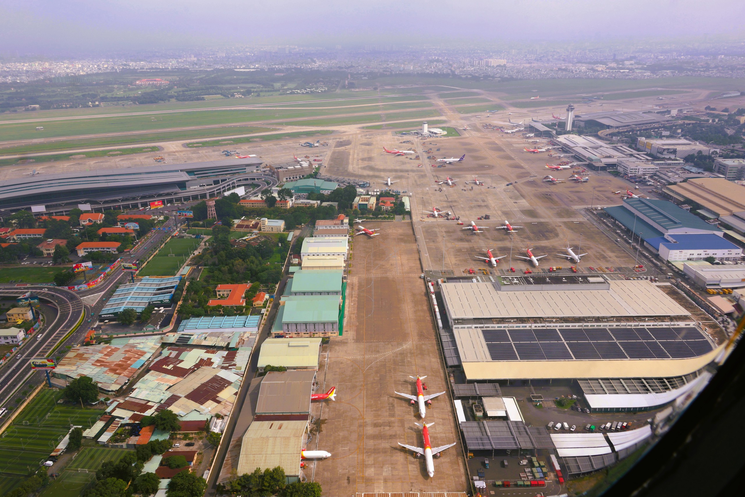 Sân bay Tân Sơn Nhất nhìn từ trực thăng quân sự- Ảnh 8.