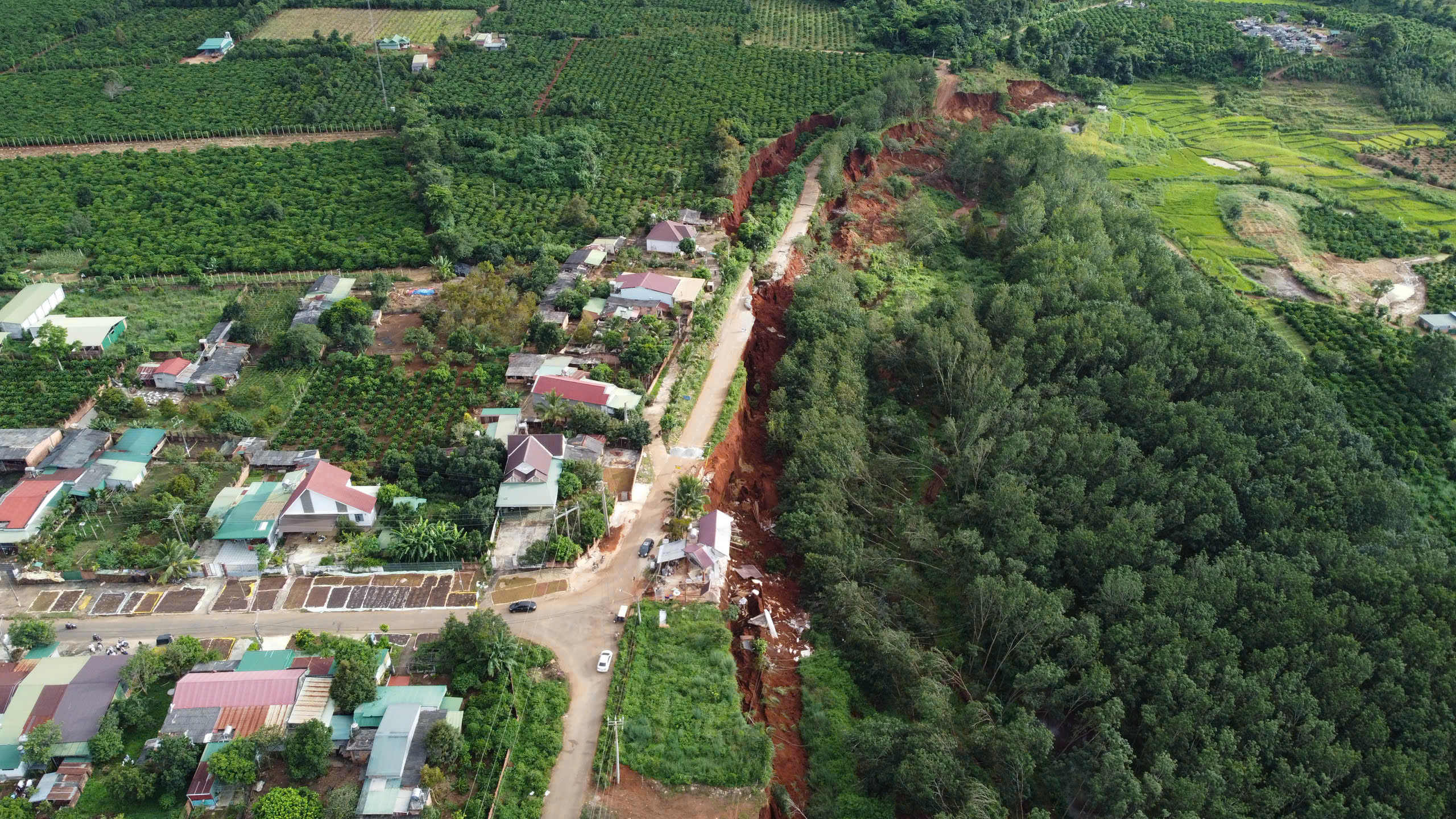 Gia Lai ghi nhận tình trạng sụt lún hàng trăm mét đường nguy hiểm cho người dân - Ảnh 1. Gia Lai ghi nhận tình trạng sụt lún hàng trăm mét đường nguy hiểm cho người dân - Ảnh 1.