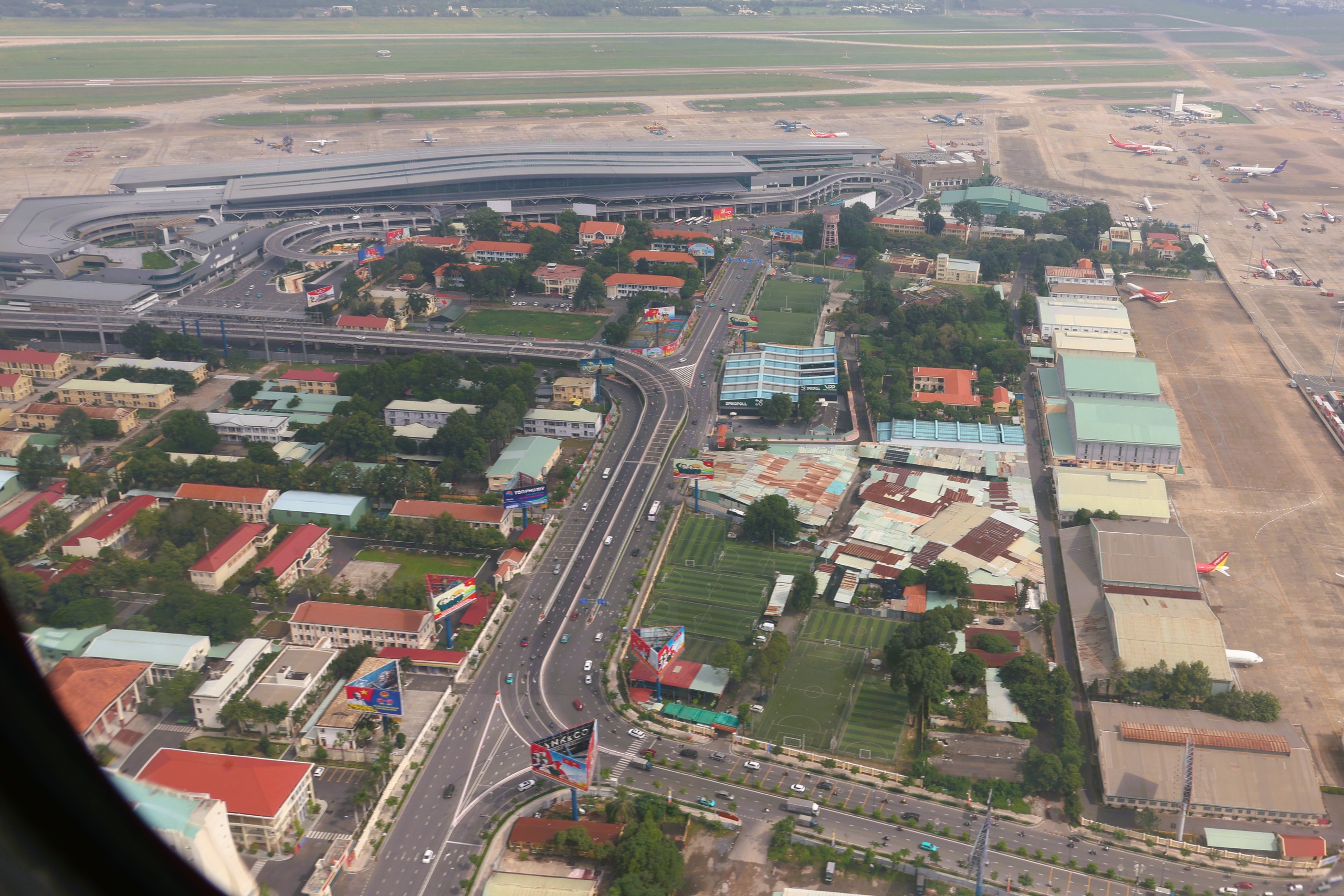 Sân bay Tân Sơn Nhất nhìn từ trực thăng quân sự- Ảnh 4.