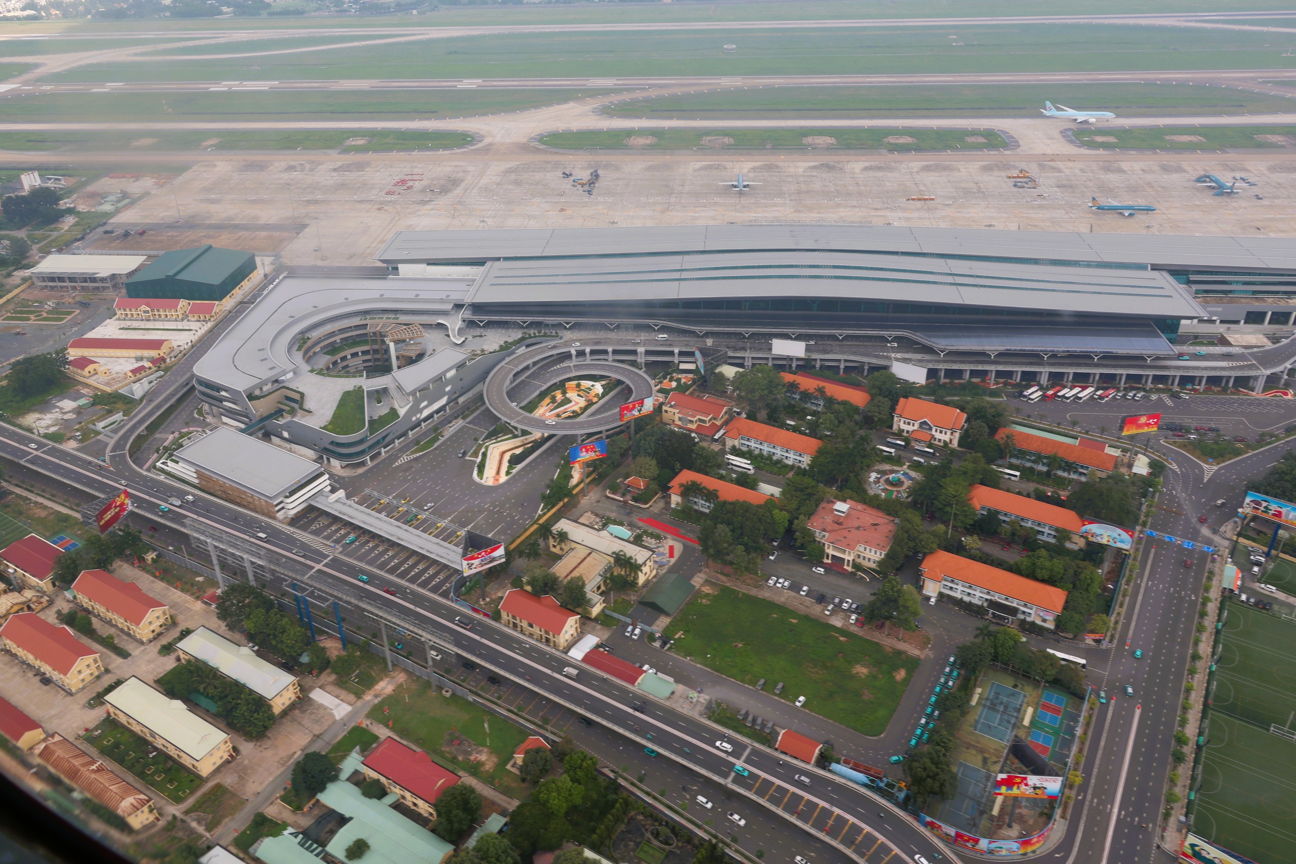 Sân bay Tân Sơn Nhất nhìn từ trực thăng quân sự- Ảnh 9.