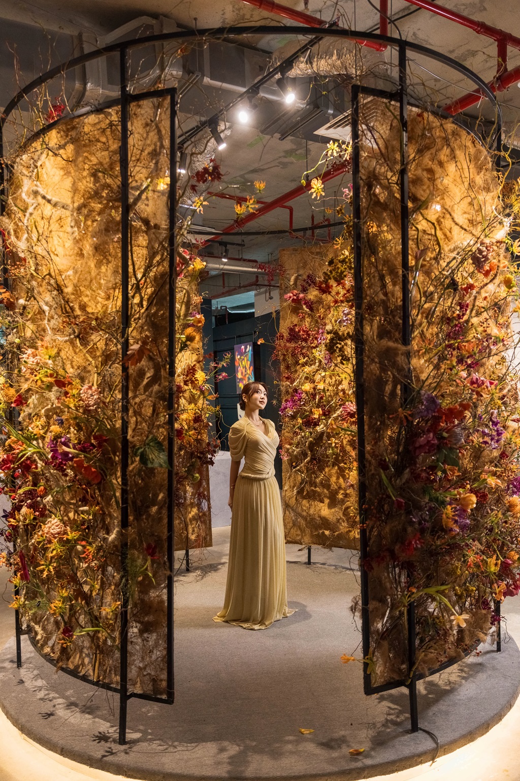 Ngọc Thanh Tâm, Chloe Nguyễn thần thái giữa không gian triển lãm Tinh Tuyển Phương Hoa - Ảnh 2.