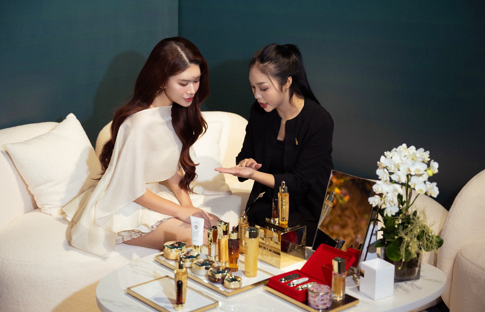 Ngọc Thanh Tâm, Chloe Nguyễn thần thái giữa không gian triển lãm Tinh Tuyển Phương Hoa - Ảnh 5.