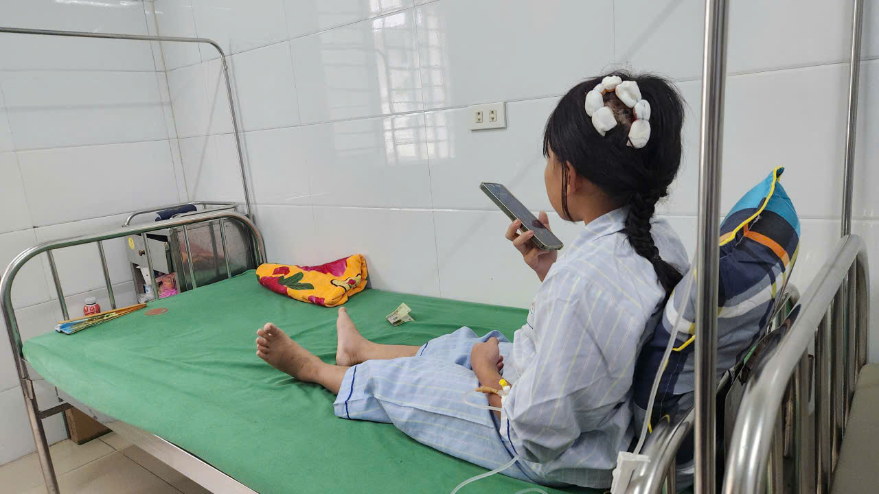 Bé gái 11 tuổi bị bạo hành: 'Bố dùng búa đánh con vì bảo con nói dối' - Ảnh 1.