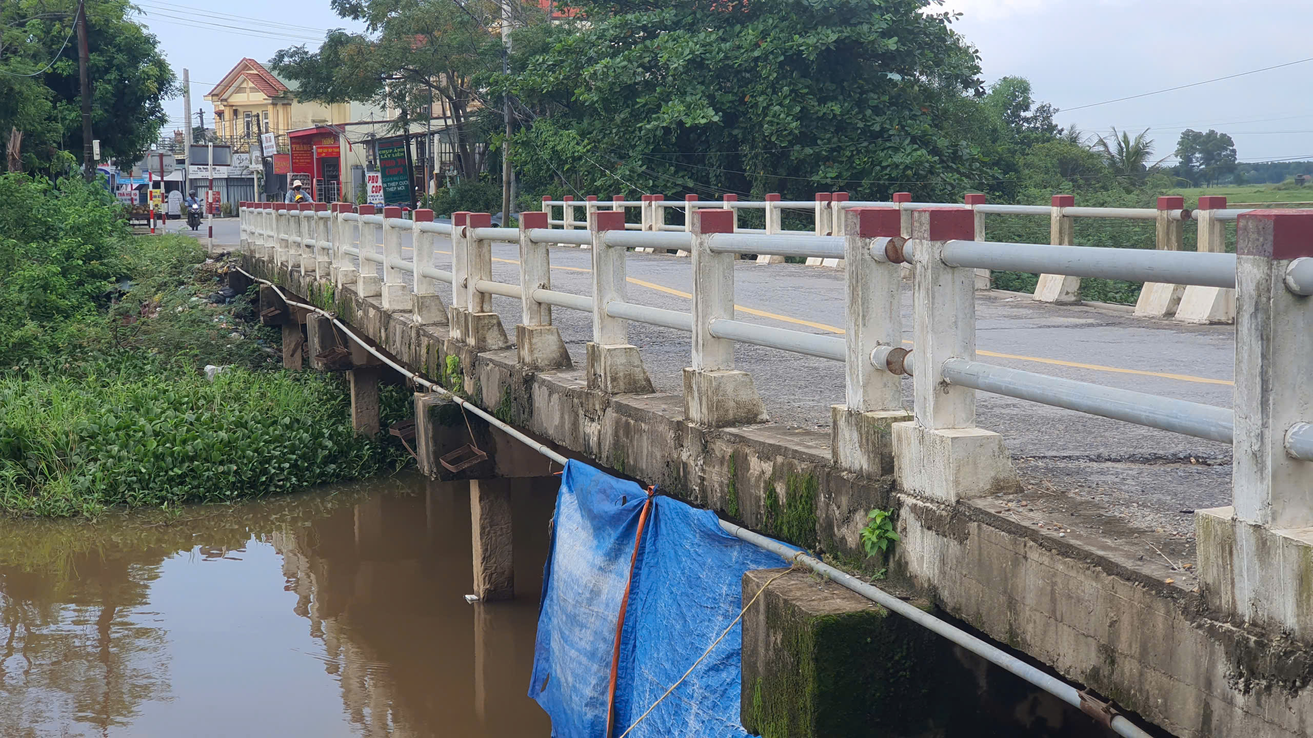 Quảng Trị: Cầu sụt lún, cảnh báo 'xe qua từng chiếc một' mới an toàn- Ảnh 4. Quảng Trị: Cầu sụt lún, cảnh báo 'xe qua từng chiếc một' mới an toàn- Ảnh 4.
