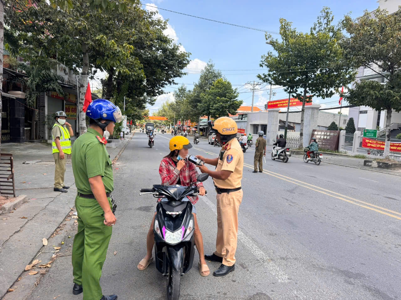 CSGT đo nồng độ cồn ban ngày: Cô gái bị phạt dù chỉ pha bia vào nước ngọt - Ảnh 1. CSGT đo nồng độ cồn ban ngày: Cô gái bị phạt dù chỉ pha bia vào nước ngọt - Ảnh 1.