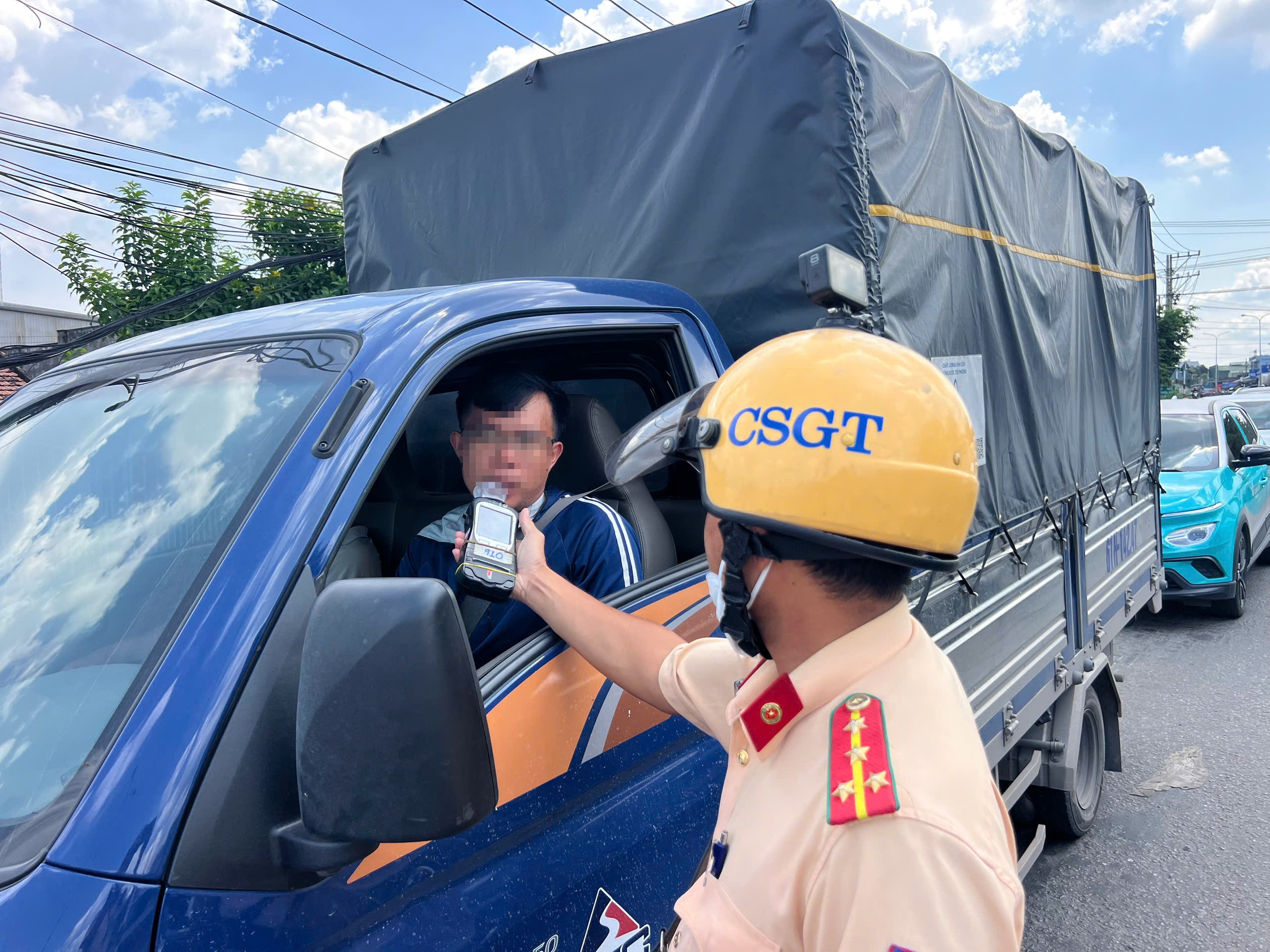 CSGT đo nồng độ cồn ban ngày: Cô gái bị phạt dù chỉ pha bia vào nước ngọt - Ảnh 7. CSGT đo nồng độ cồn ban ngày: Cô gái bị phạt dù chỉ pha bia vào nước ngọt - Ảnh 7.