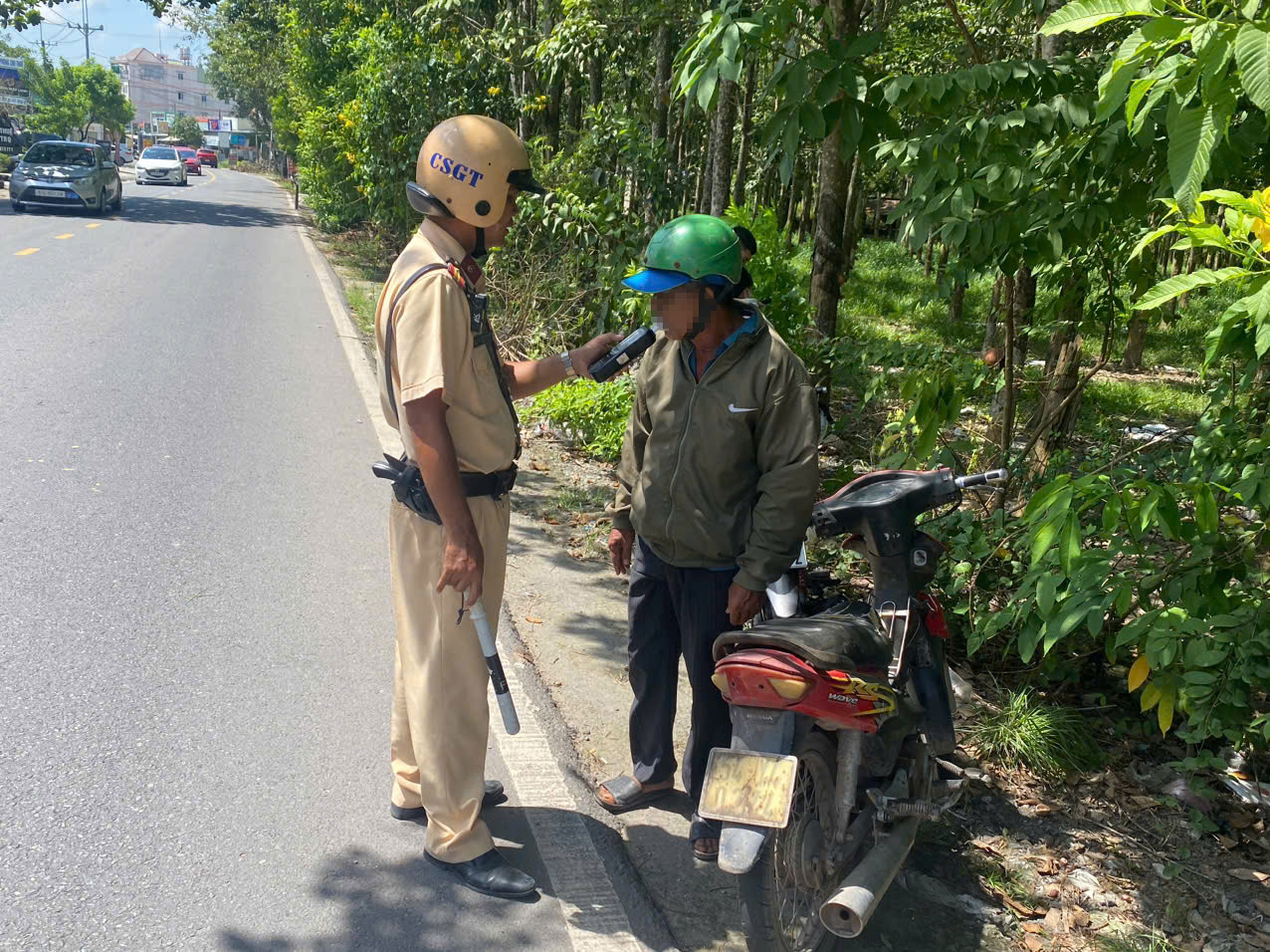 CSGT đo nồng độ cồn ban ngày: Cô gái bị phạt dù chỉ pha bia vào nước ngọt - Ảnh 5. CSGT đo nồng độ cồn ban ngày: Cô gái bị phạt dù chỉ pha bia vào nước ngọt - Ảnh 5.