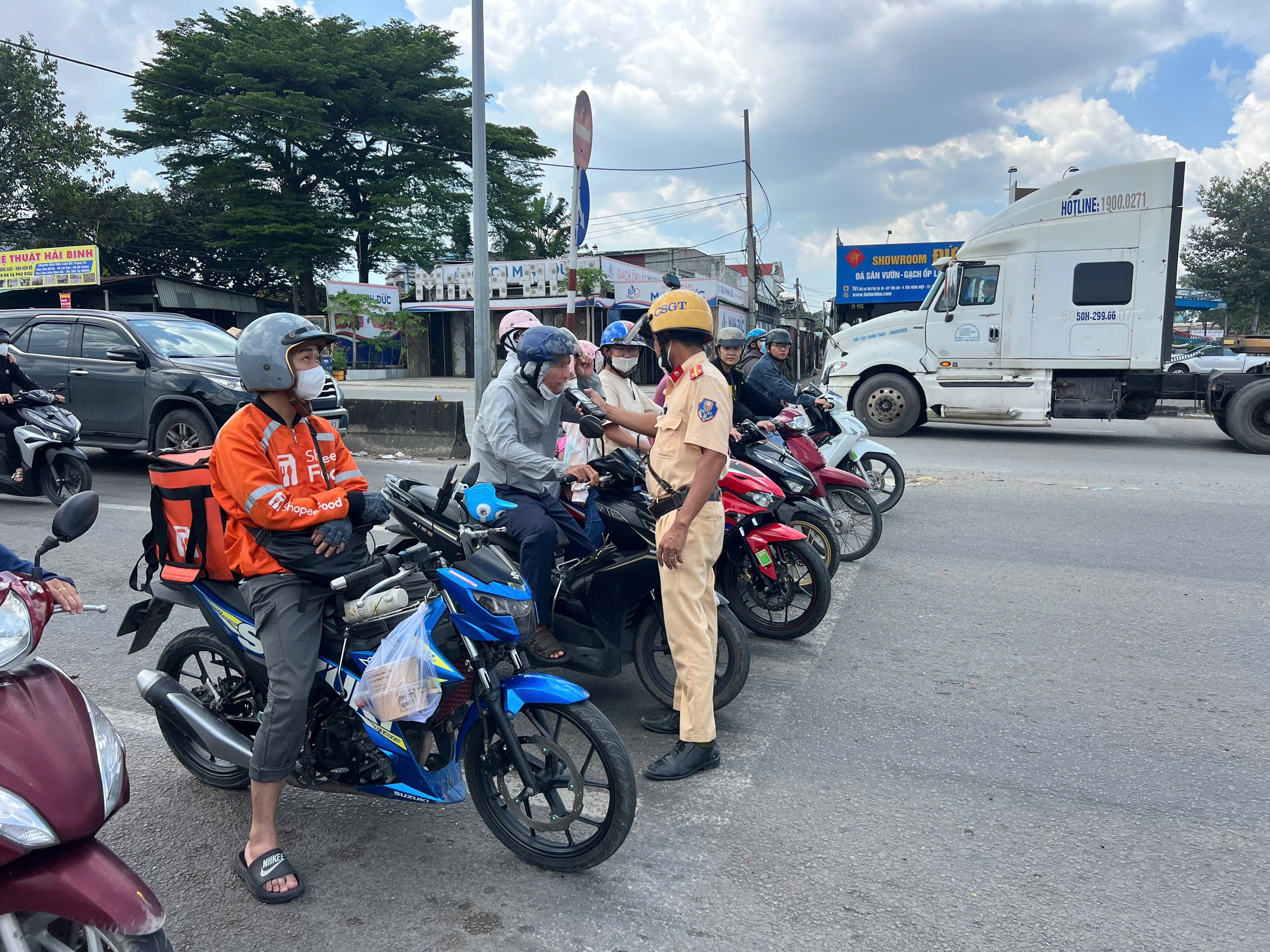 CSGT đo nồng độ cồn ban ngày: Cô gái bị phạt dù chỉ pha bia vào nước ngọt - Ảnh 10. CSGT đo nồng độ cồn ban ngày: Cô gái bị phạt dù chỉ pha bia vào nước ngọt - Ảnh 10.