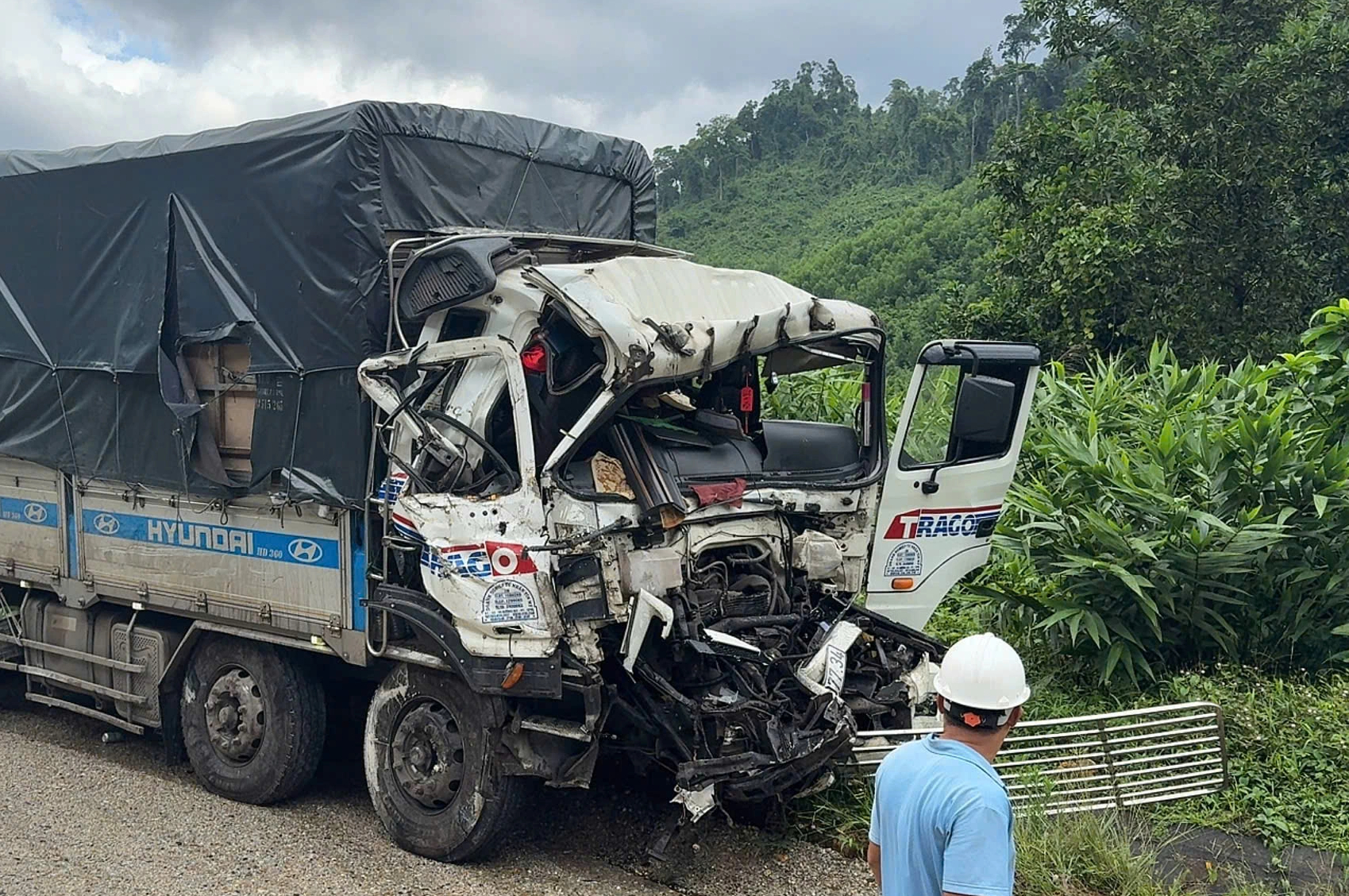 Tai nạn liên hoàn trên cao tốc La Sơn - túy Loan khiến 2 tài xế nhập viện - Ảnh 1. Tai nạn liên hoàn trên cao tốc La Sơn - túy Loan khiến 2 tài xế nhập viện - Ảnh 1.