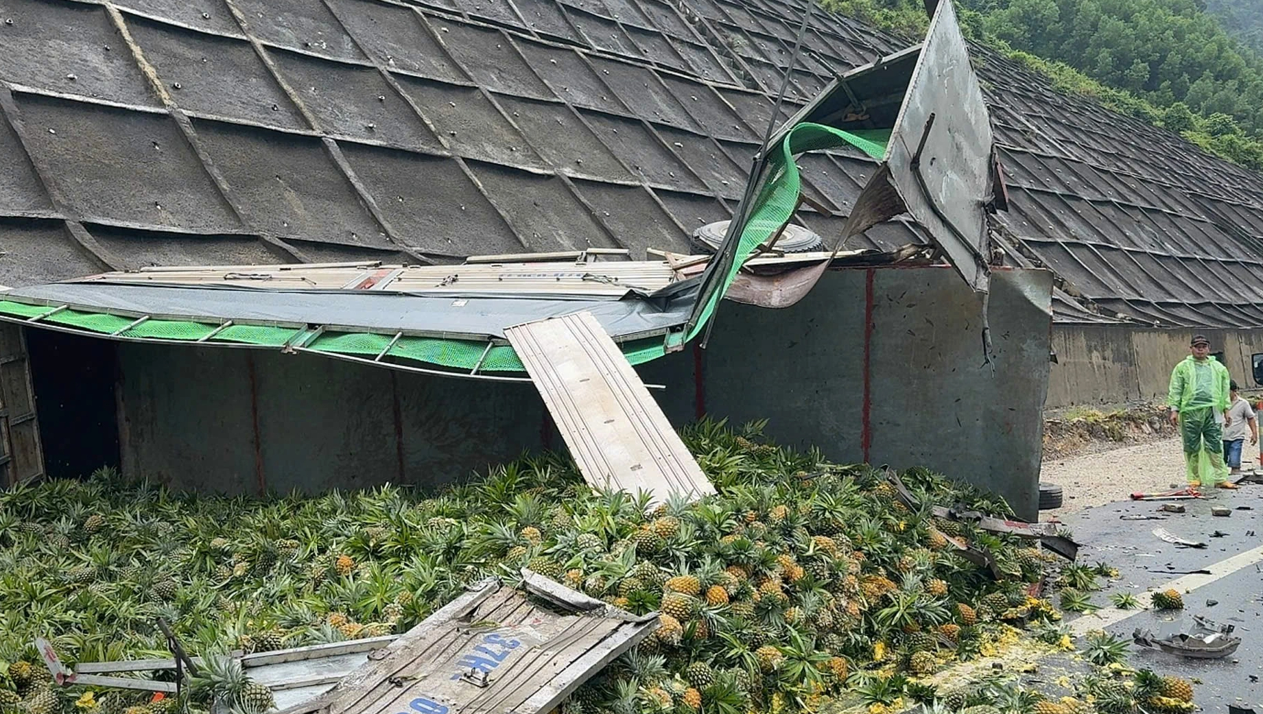 Tai nạn liên hoàn trên cao tốc La Sơn - túy Loan khiến 2 tài xế nhập viện - Ảnh 2. Tai nạn liên hoàn trên cao tốc La Sơn - túy Loan khiến 2 tài xế nhập viện - Ảnh 2.