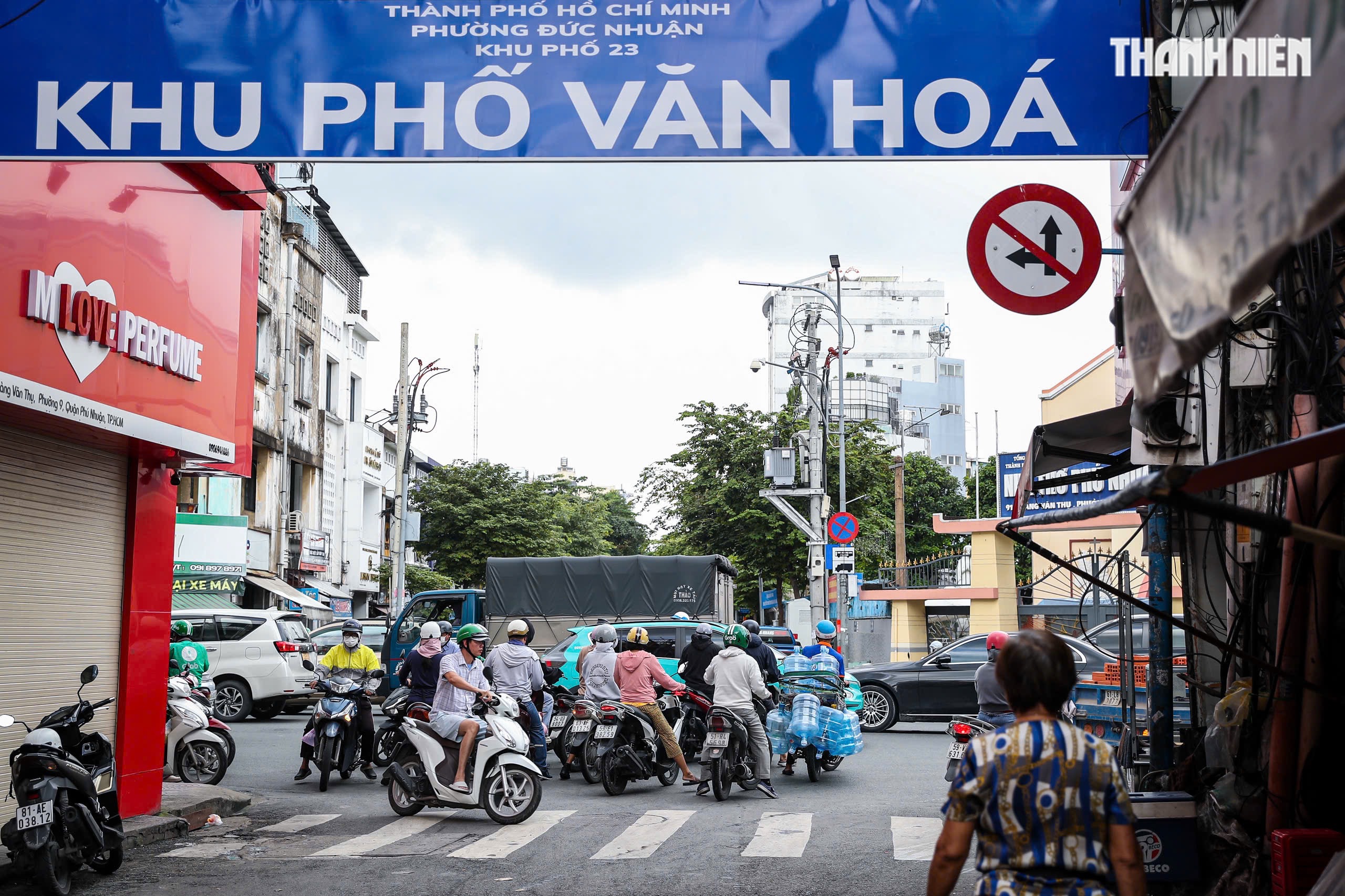 Biển b&aacute;o n&uacute;p l&ugrave;m ở TP . HCM g&acirc;y kh&oacute; khăn cho người tham gia giao th&ocirc;ng - Ảnh 3.