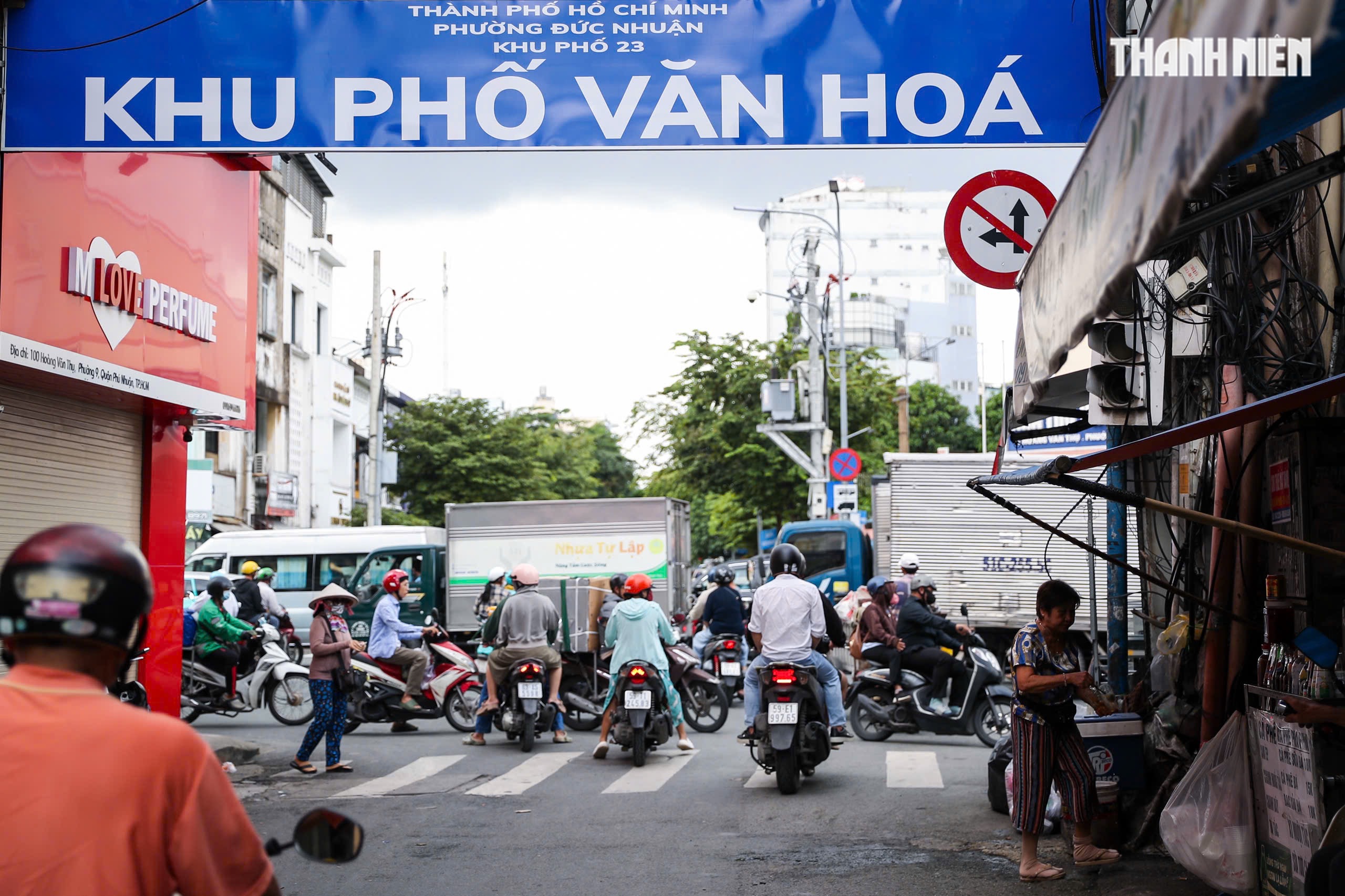 Biển b&aacute;o n&uacute;p l&ugrave;m ở TP . HCM g&acirc;y kh&oacute; khăn cho người tham gia giao th&ocirc;ng - Ảnh 2.