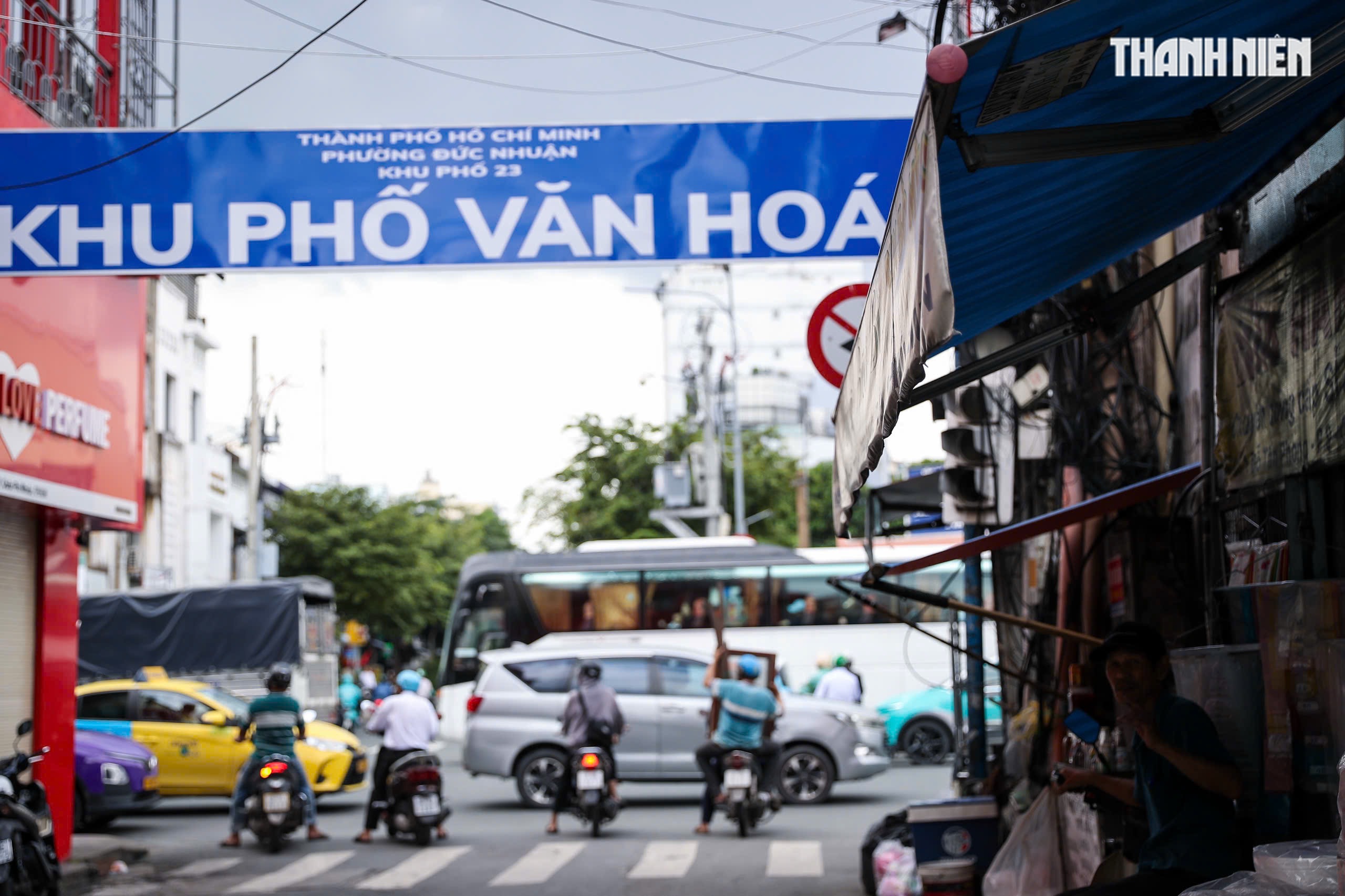 Biển báo 'núp lùm' ở TP.HCM: Người đi đ…