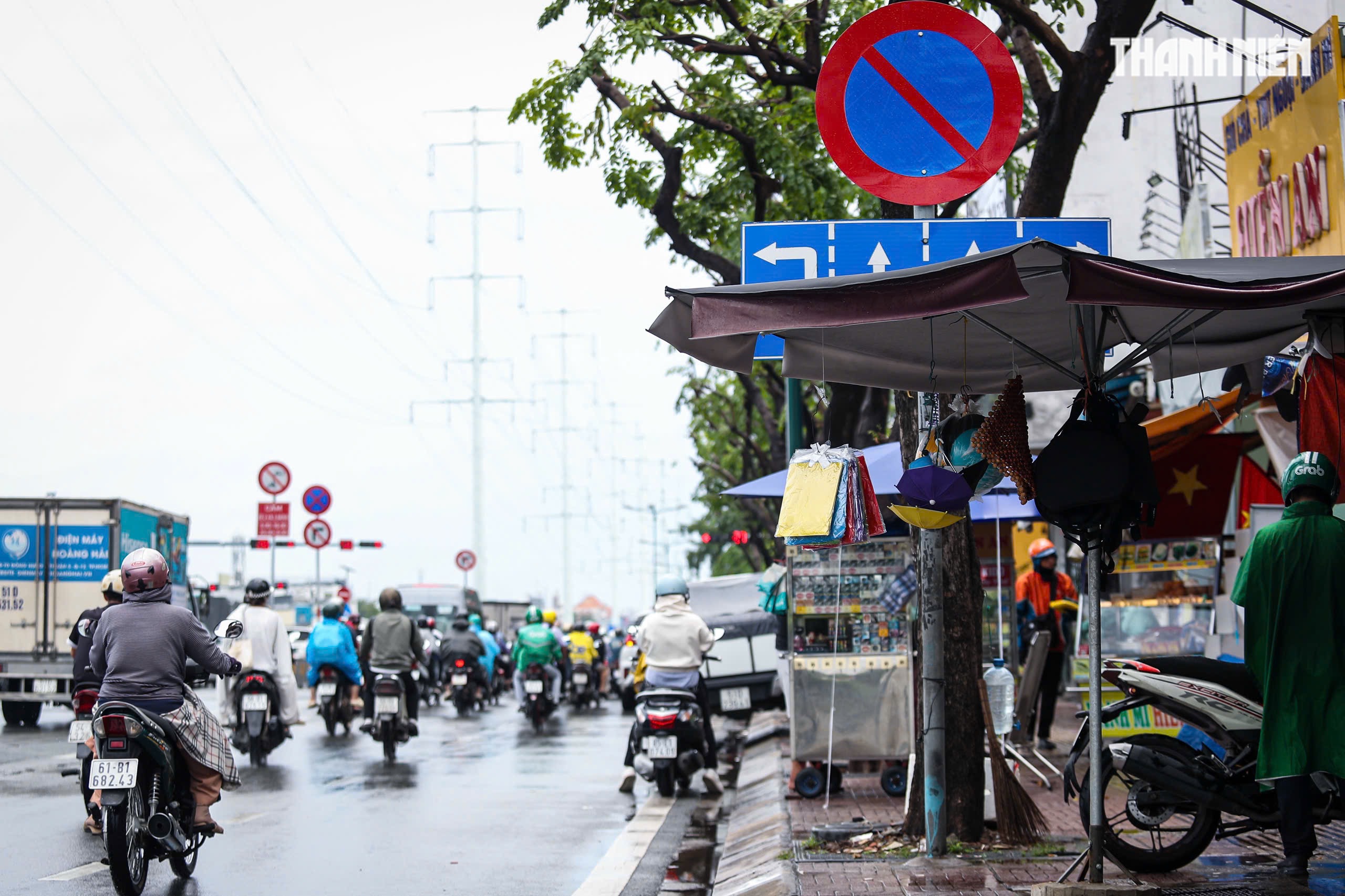 Biển b&aacute;o n&uacute;p l&ugrave;m ở TP . HCM g&acirc;y kh&oacute; khăn cho người tham gia giao th&ocirc;ng - Ảnh 6.