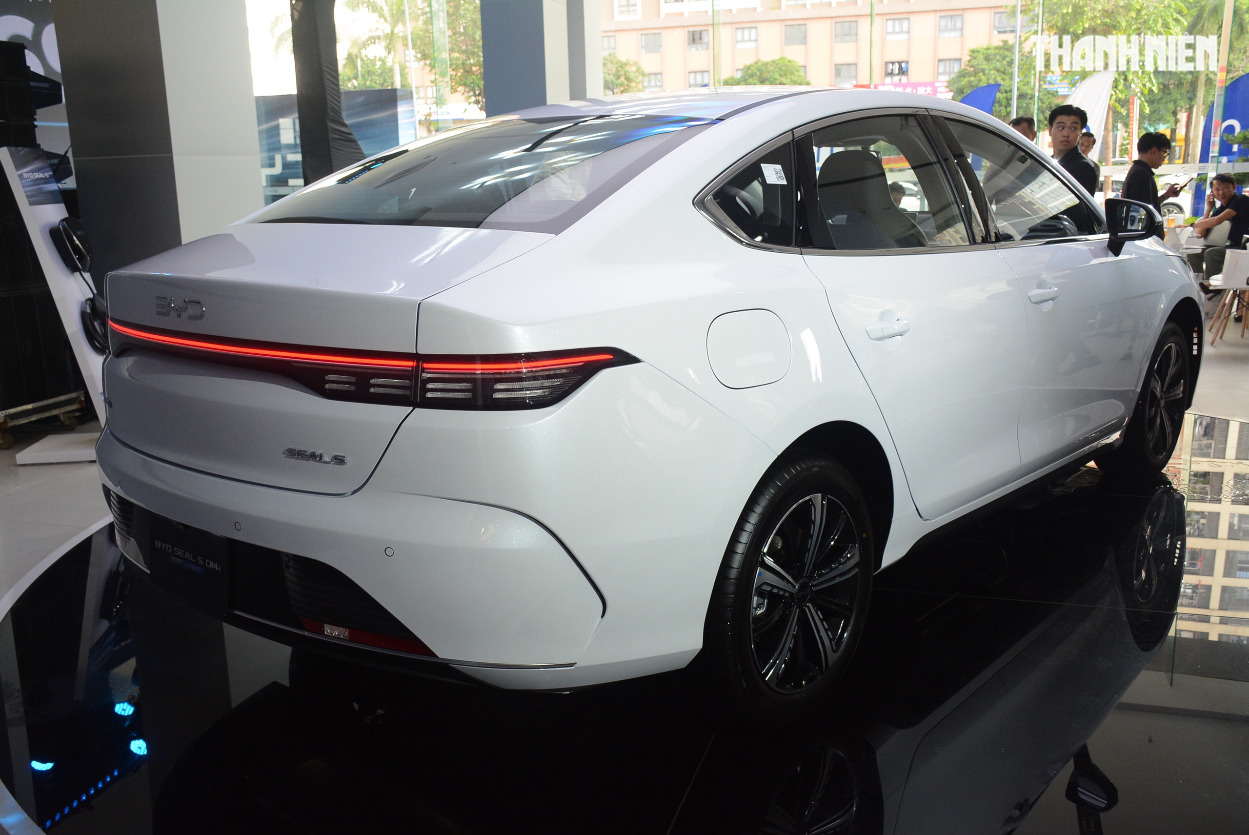 Vì sao xe sedan không có cần gạt mưa kính sau? - Ảnh 1.